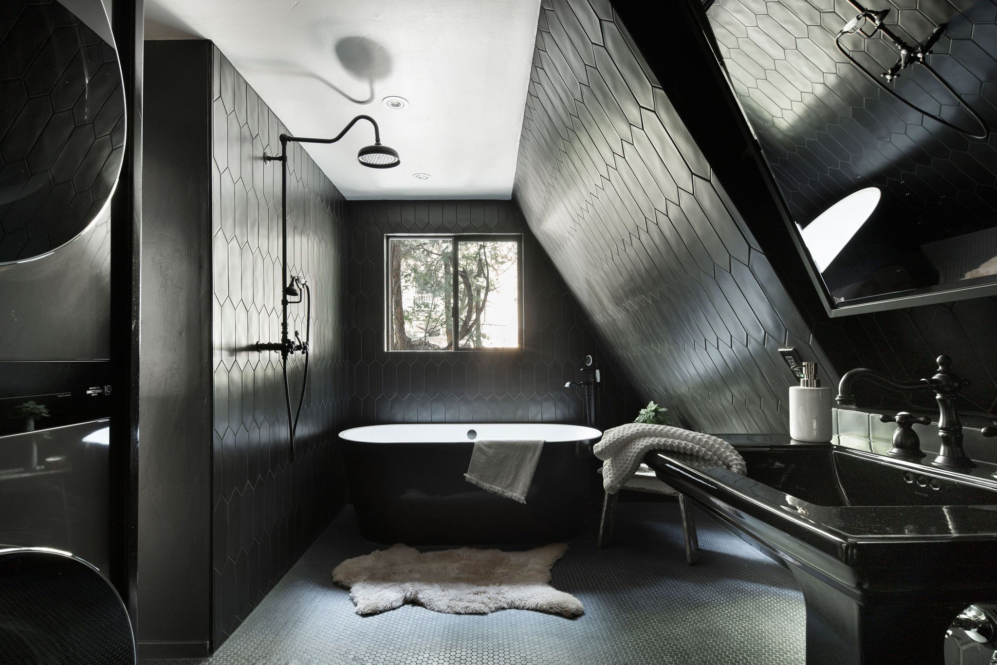 salle de bain mansardée décoration noire