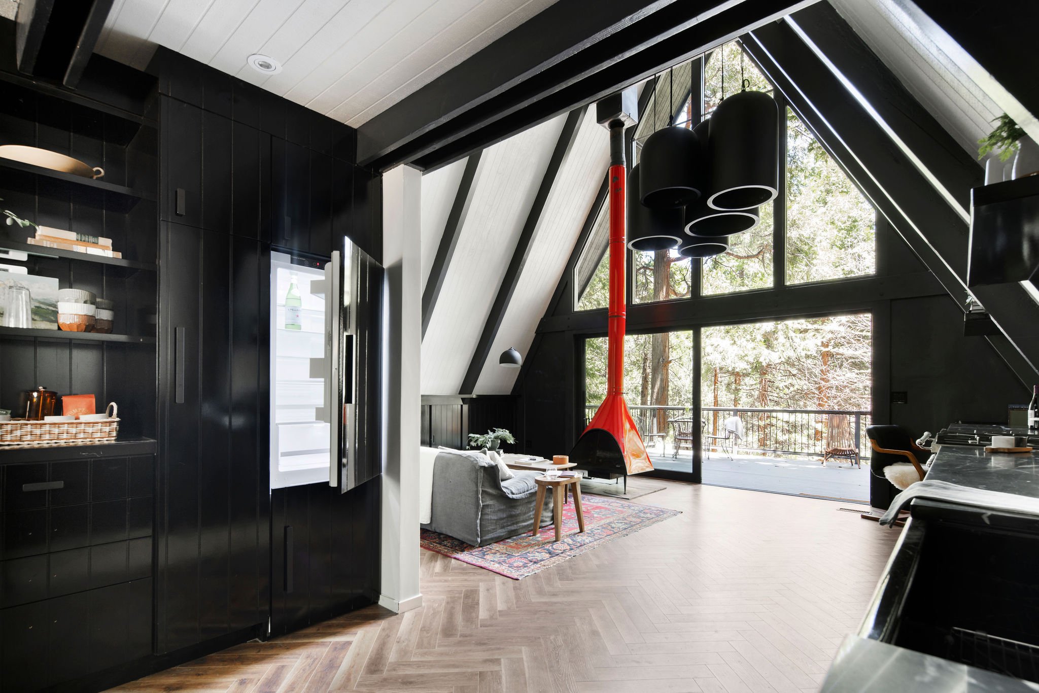 salon décoration noire maison A-Frame