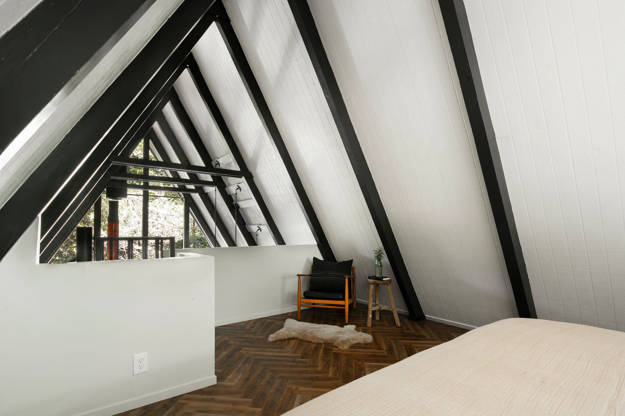 chambre mansardée décoration noire maison A-Frame