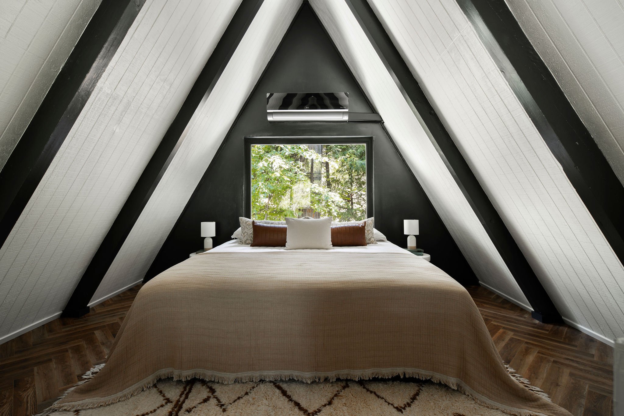 chambre mansardée décoration noire maison A-Frame