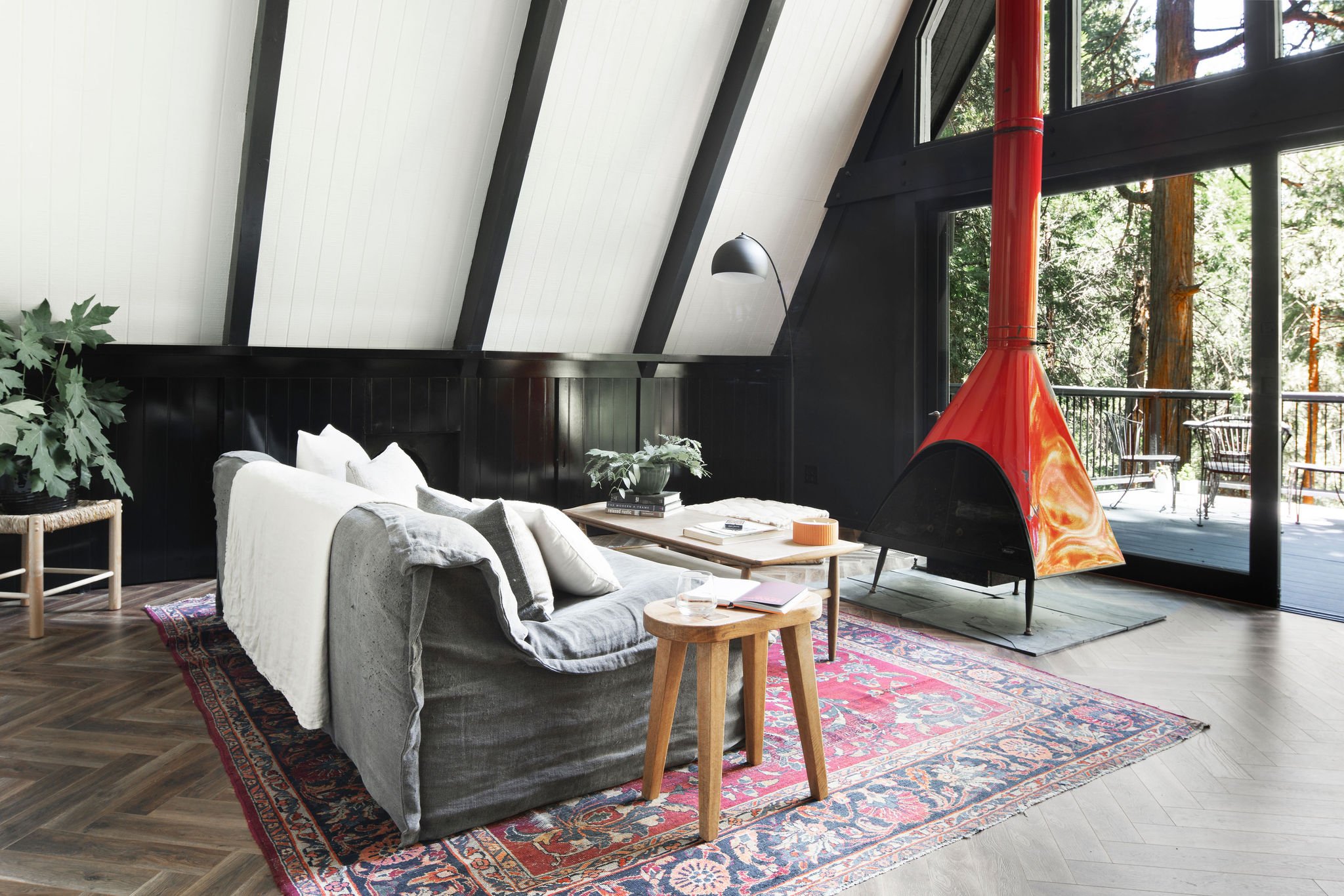 salon décoration noire maison A-Frame