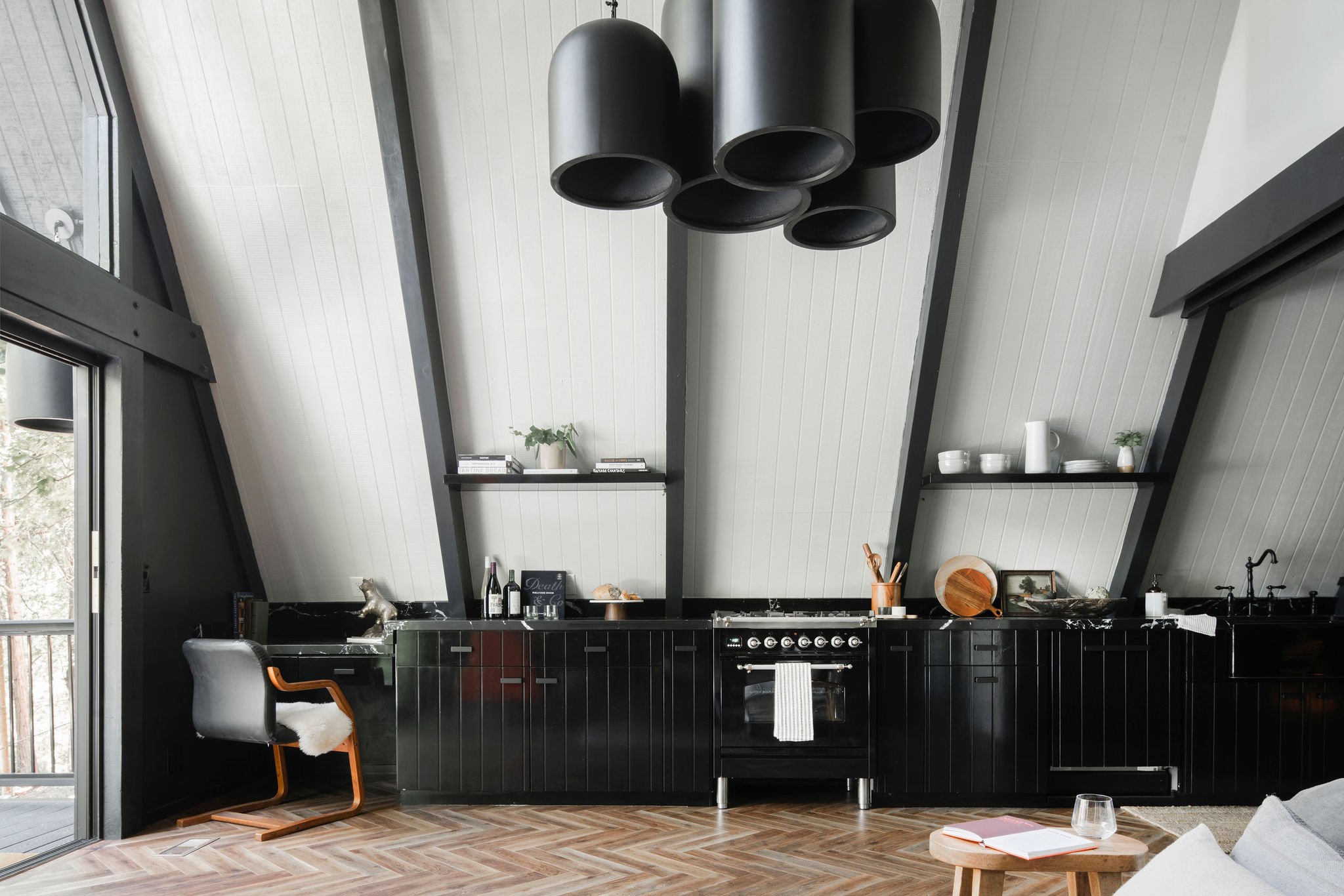 cuisine décoration noire maison A-Frame