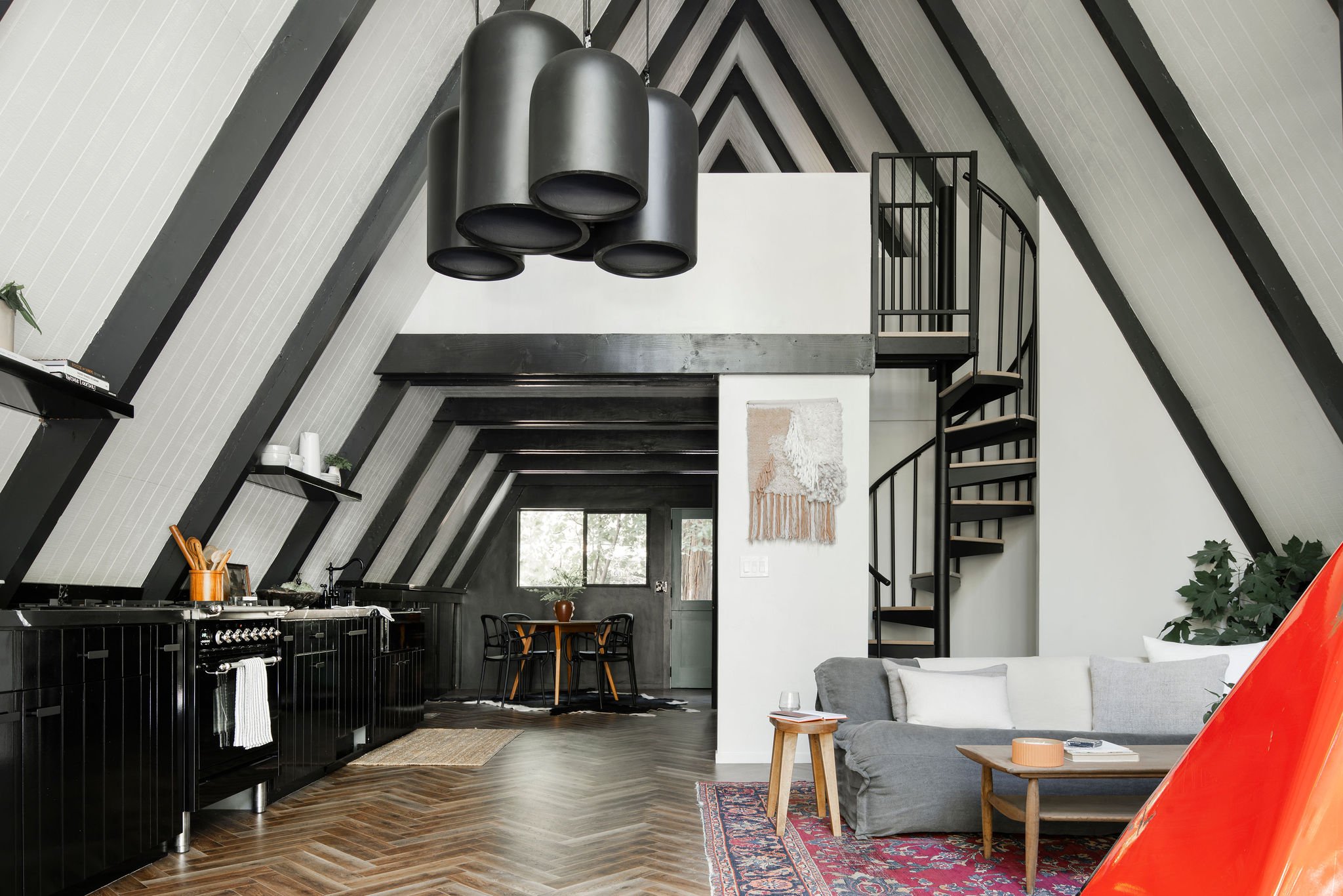 salon décoration noire maison A-Frame