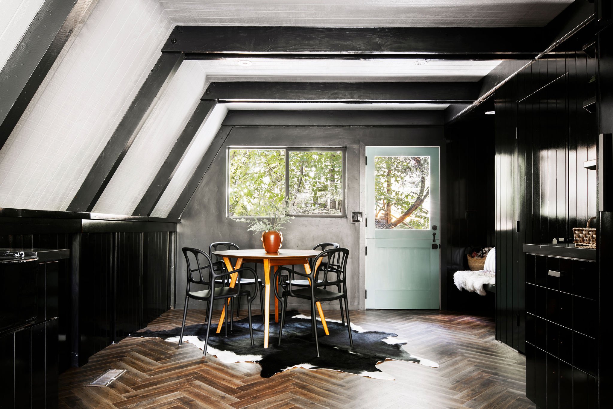 salle à manger décoration noire maison A-Frame