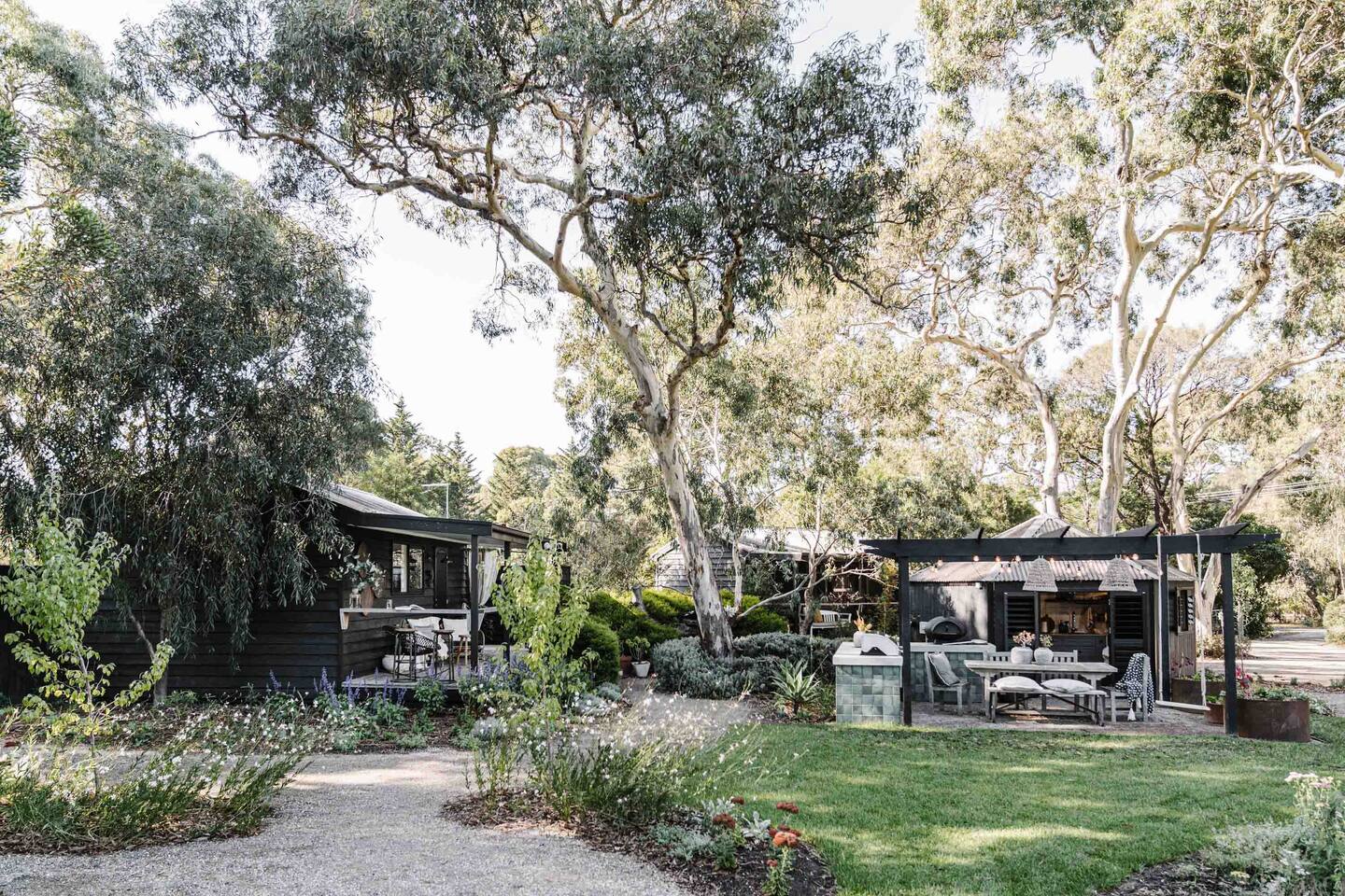 jardin et terrasse avec pergola petite maison en cèdre