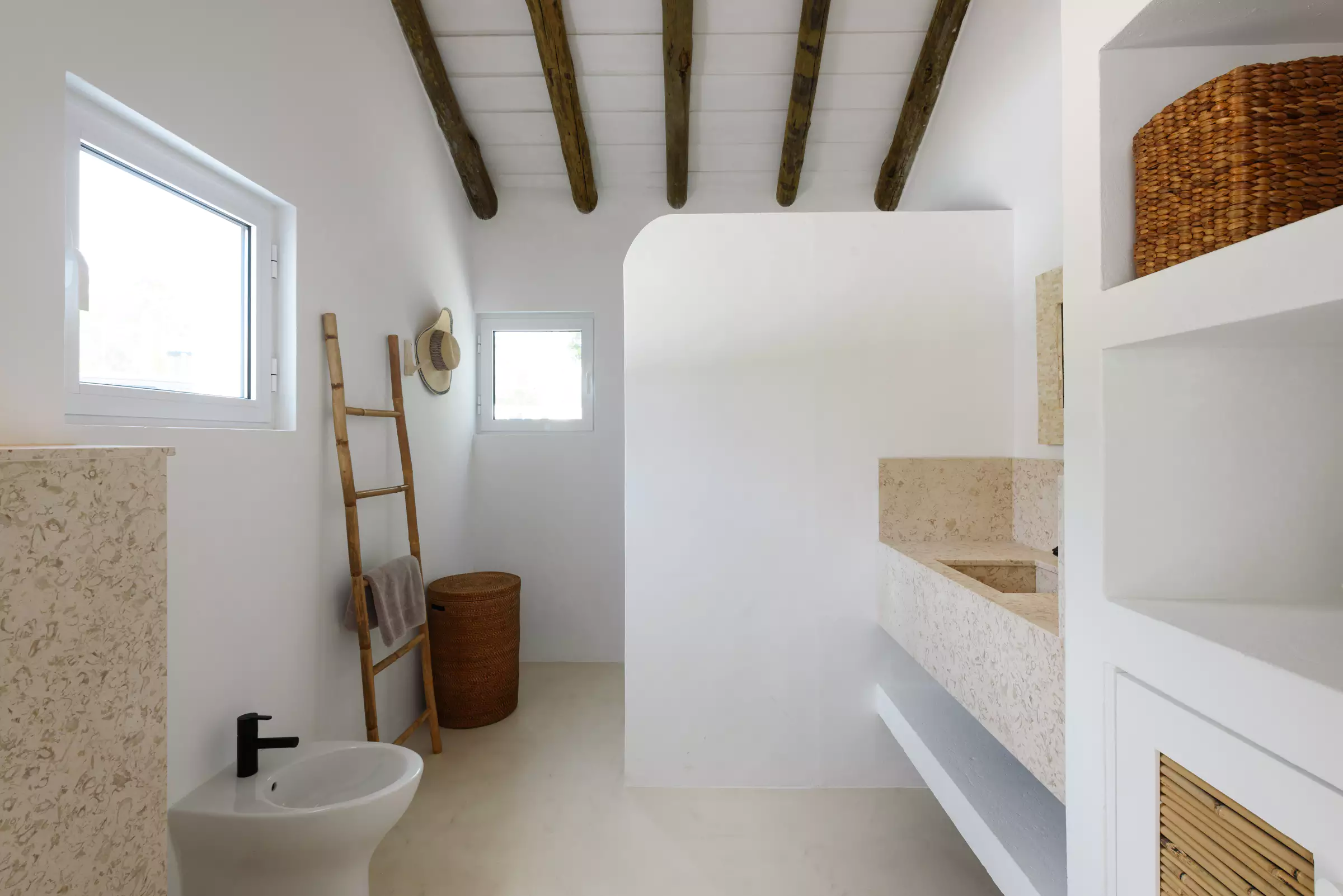 salle de bain avec poutres maison de plage Comporta salle de bain avec poutres maison de plage Comporta