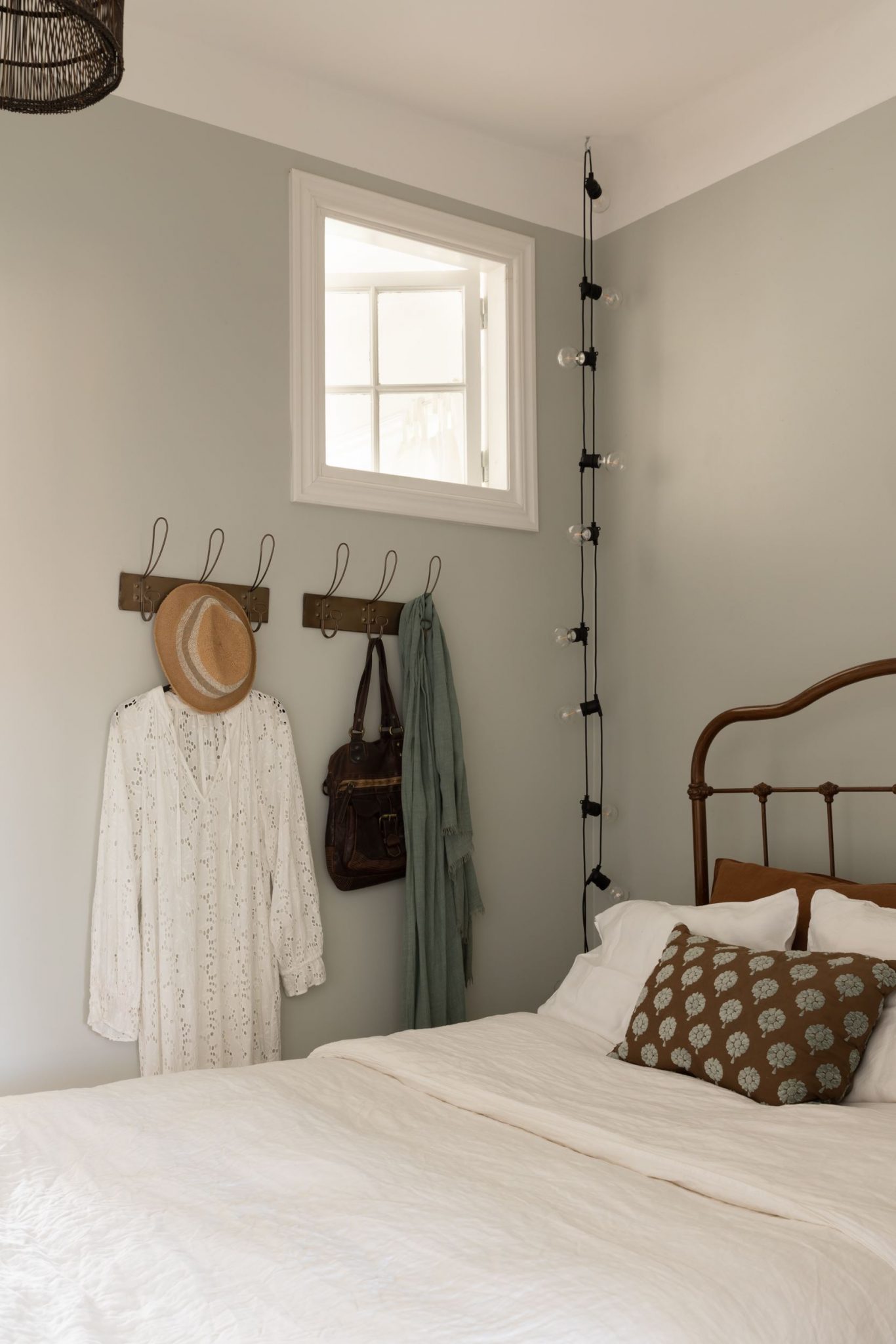 chambre rustique avec lit métal