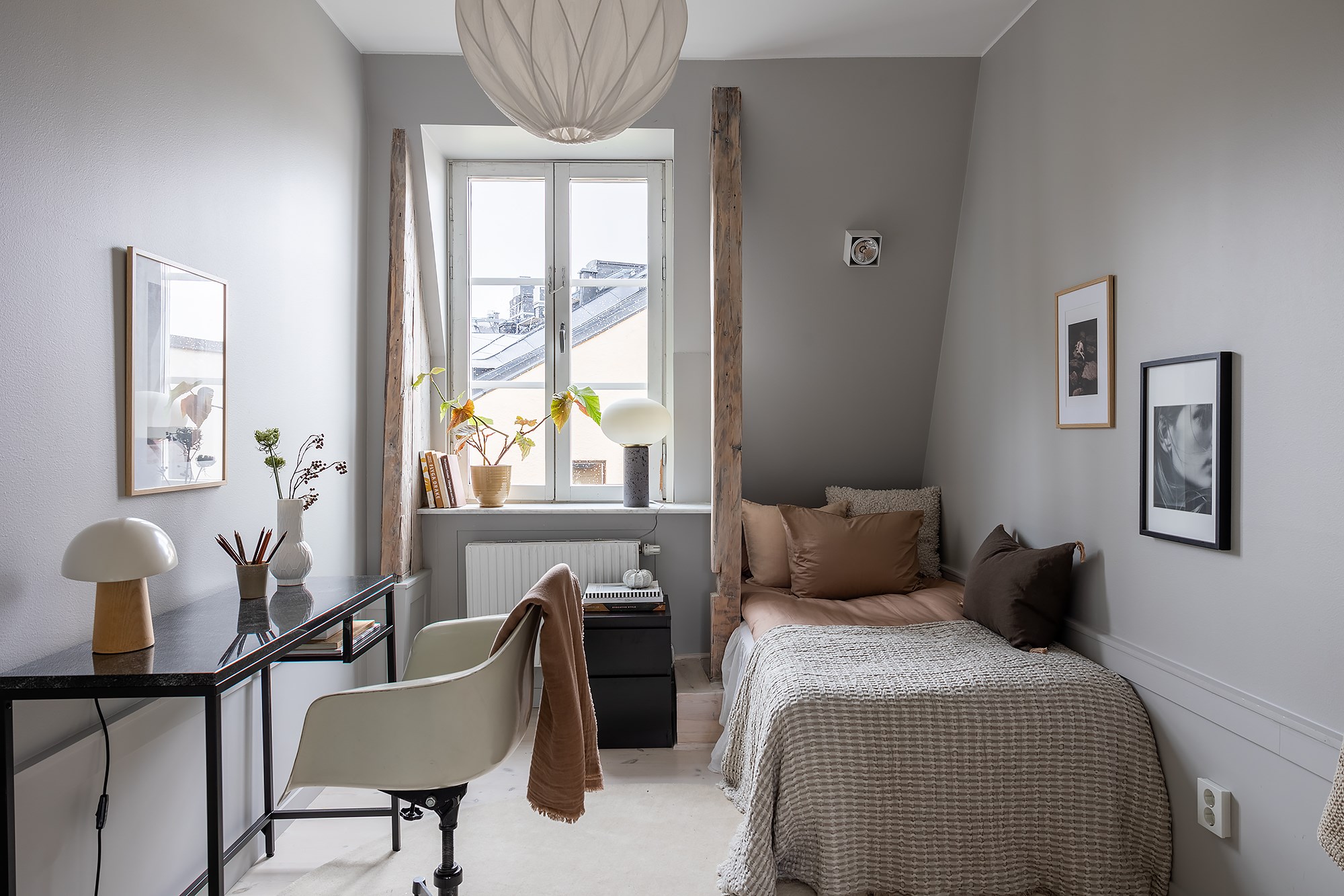 chambre avec poutres décoration scandinave grise