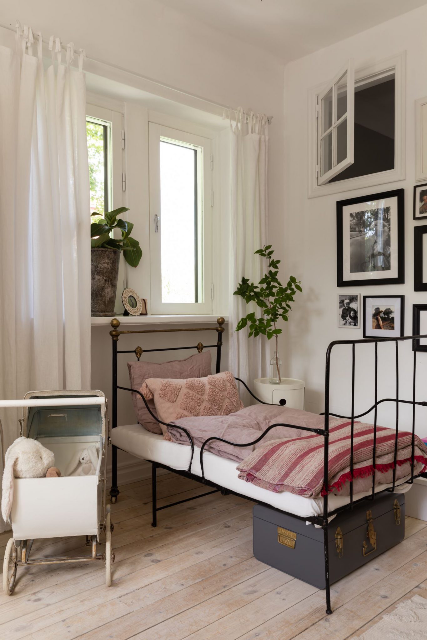 chambre enfant avec lit métal rustique 