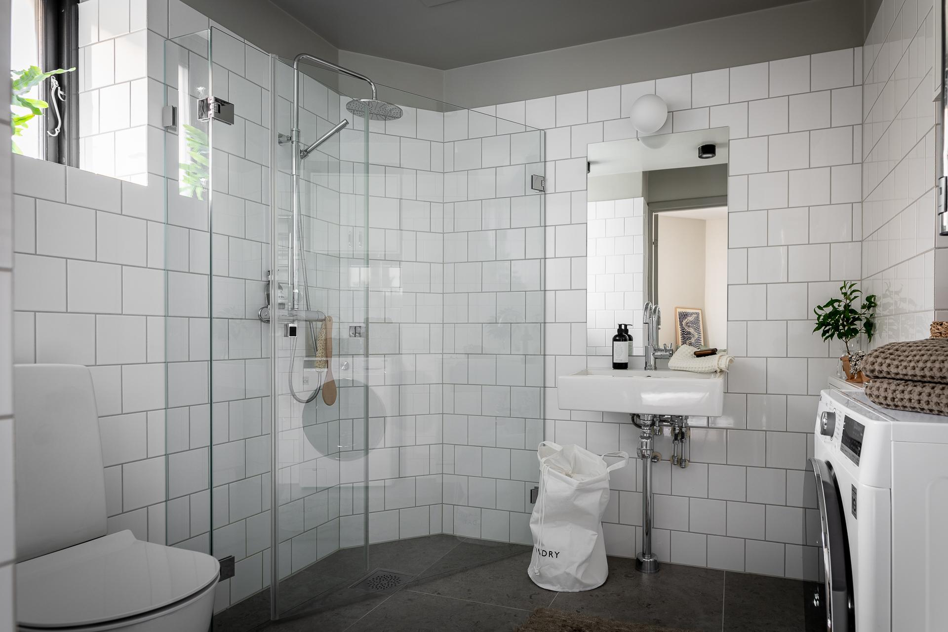 salle de bain carrelage blanc