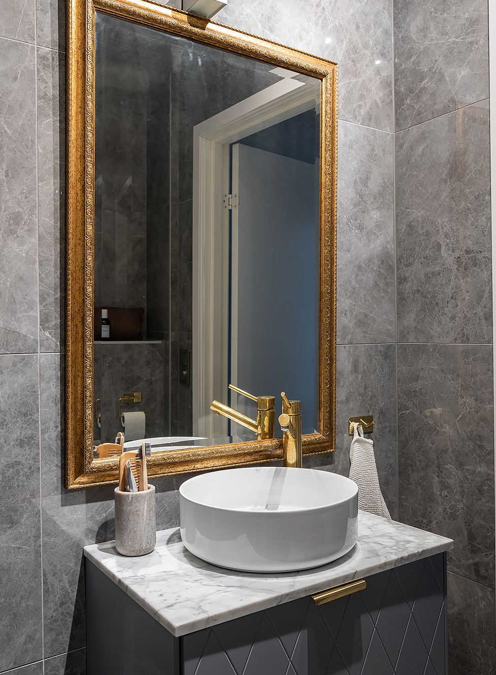 salle de bain design avec miroir baroque