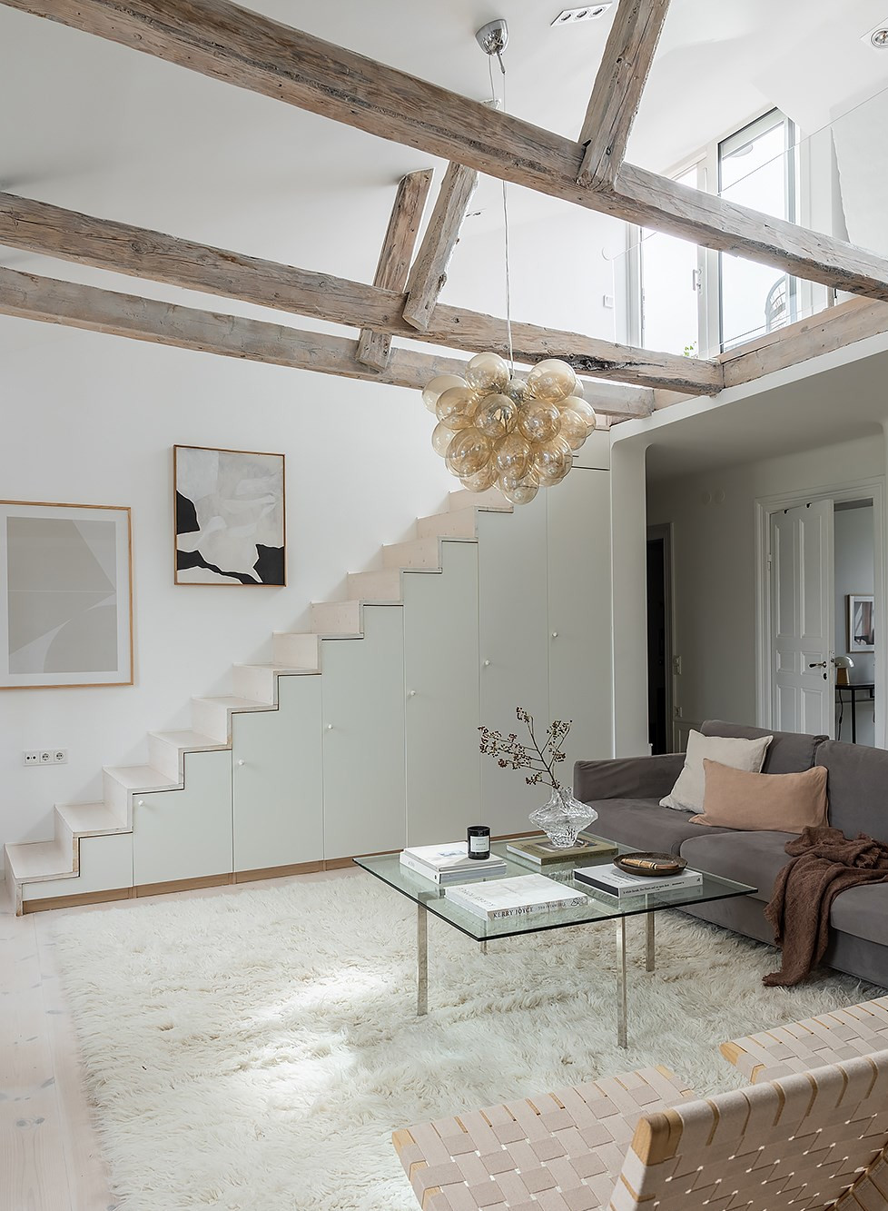 salon duplex avec escalier décoration scandinave