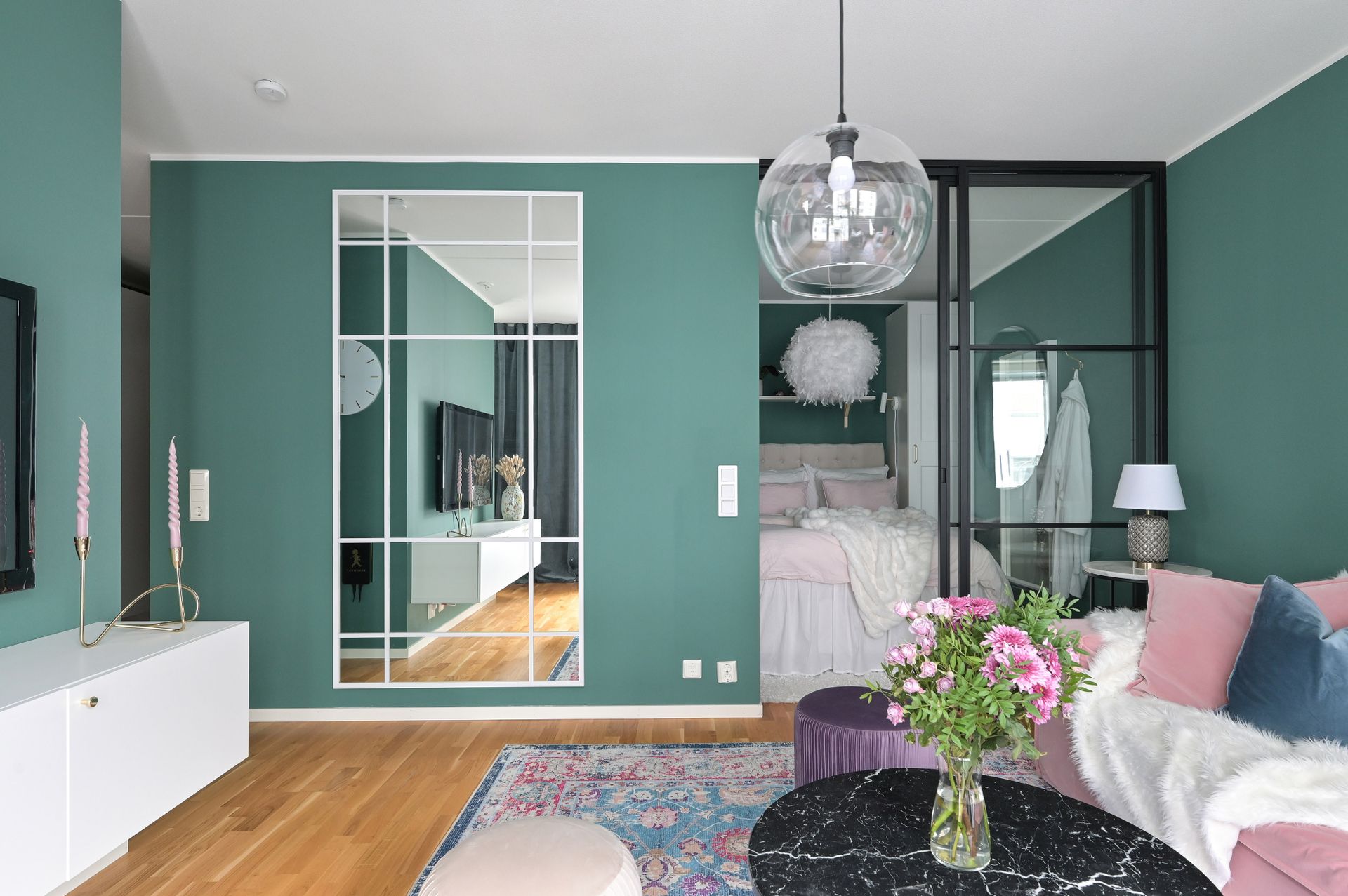 salon canapé rose murs verts décoration scandinave