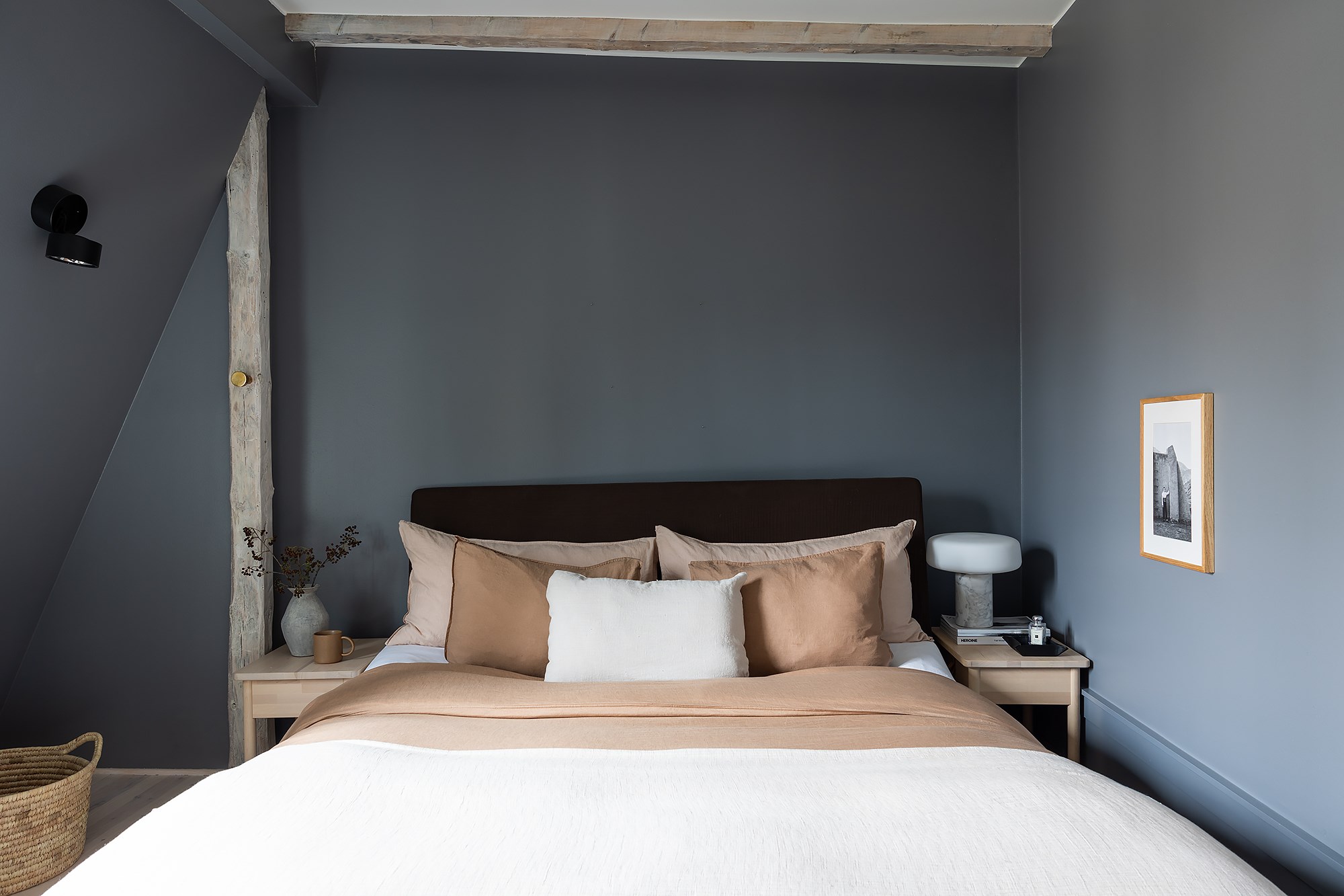 chambre avec poutres décoration scandinave grise