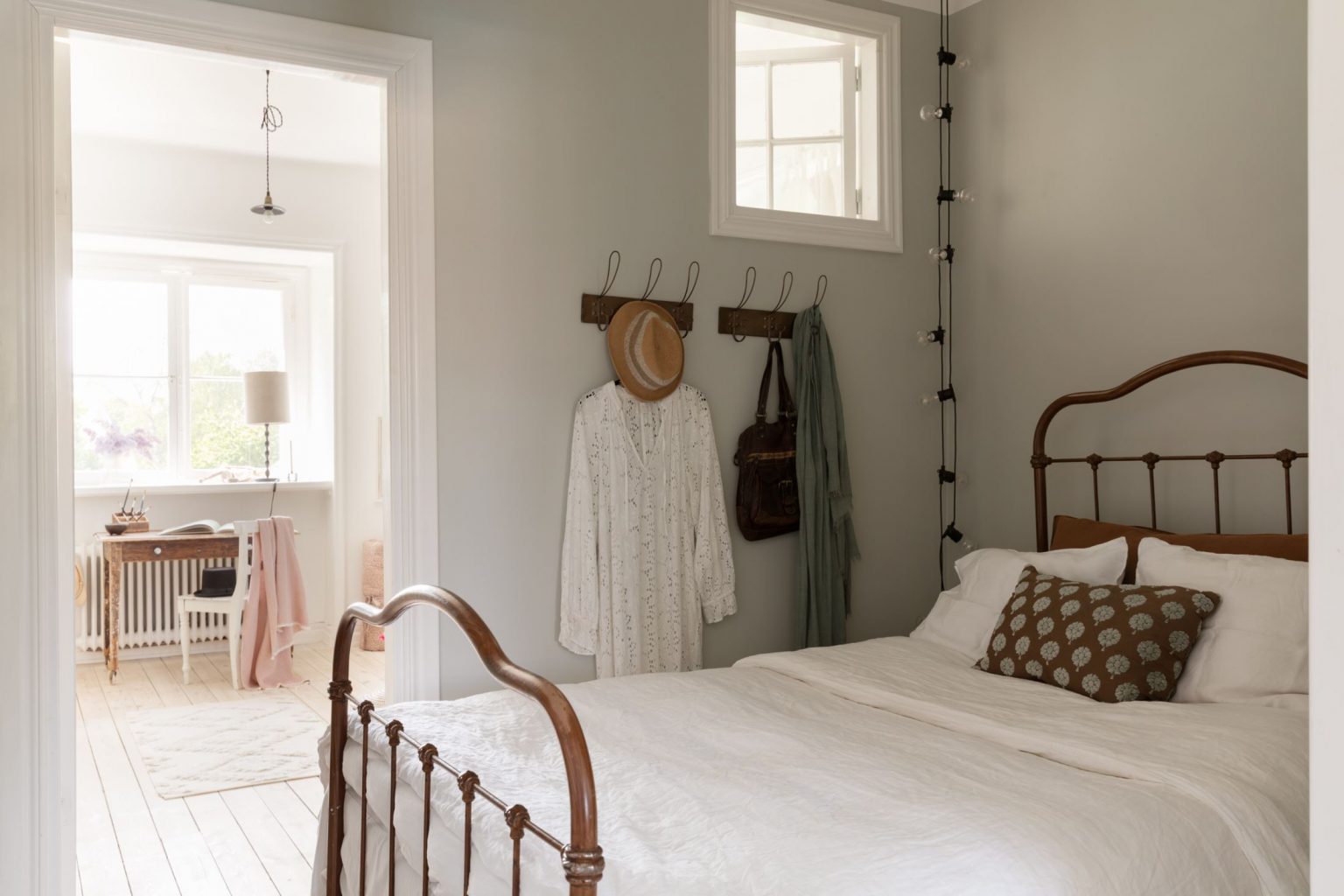 chambre rustique avec lit métal
