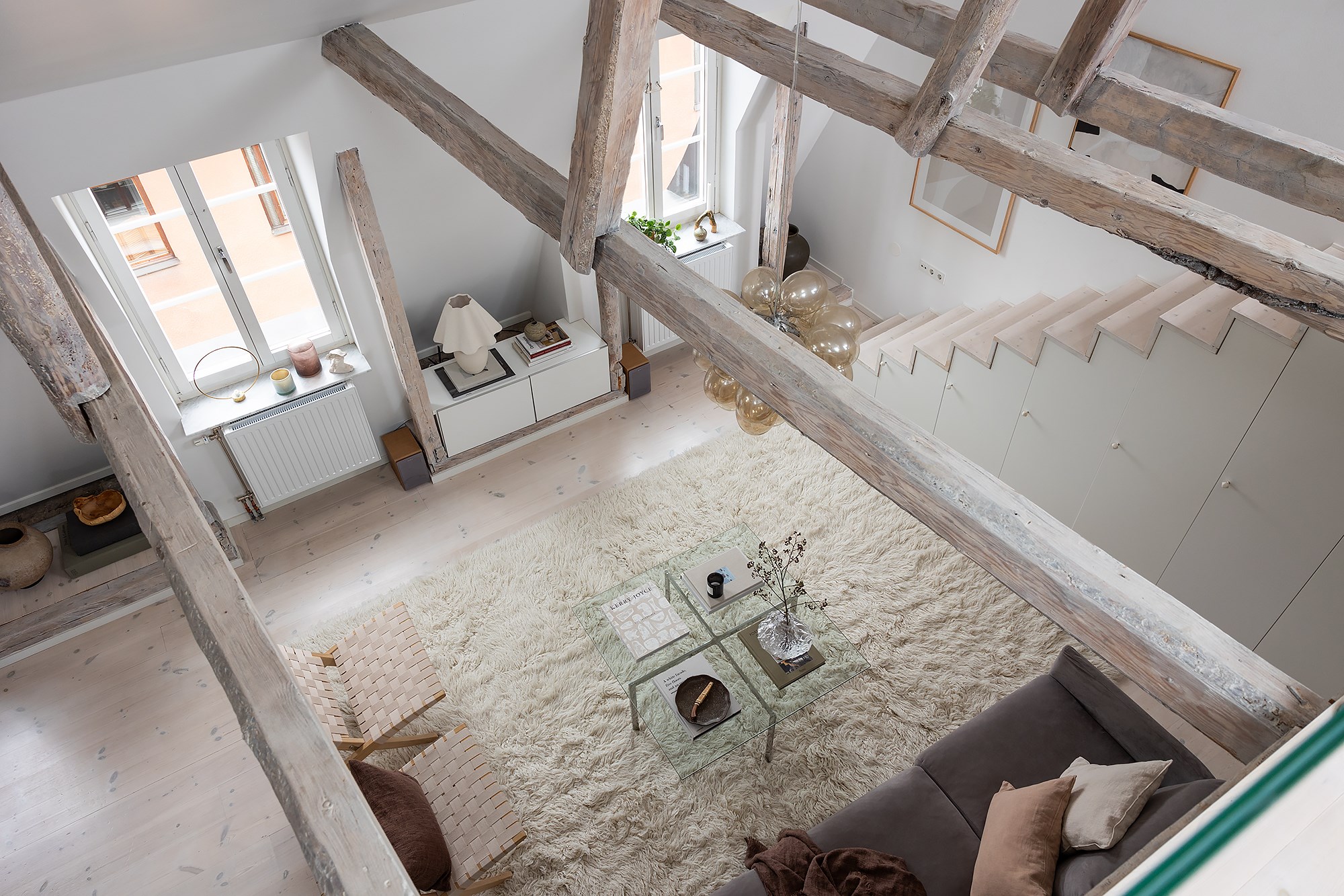 salon avec poutres et escalier décoration scandinave