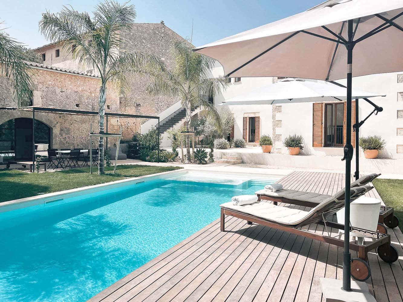 maison ancienne rénovée avec piscine décoration design
