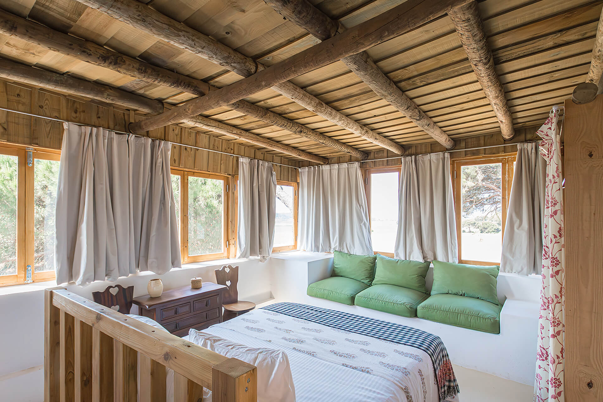 chambre avec plafond en bois