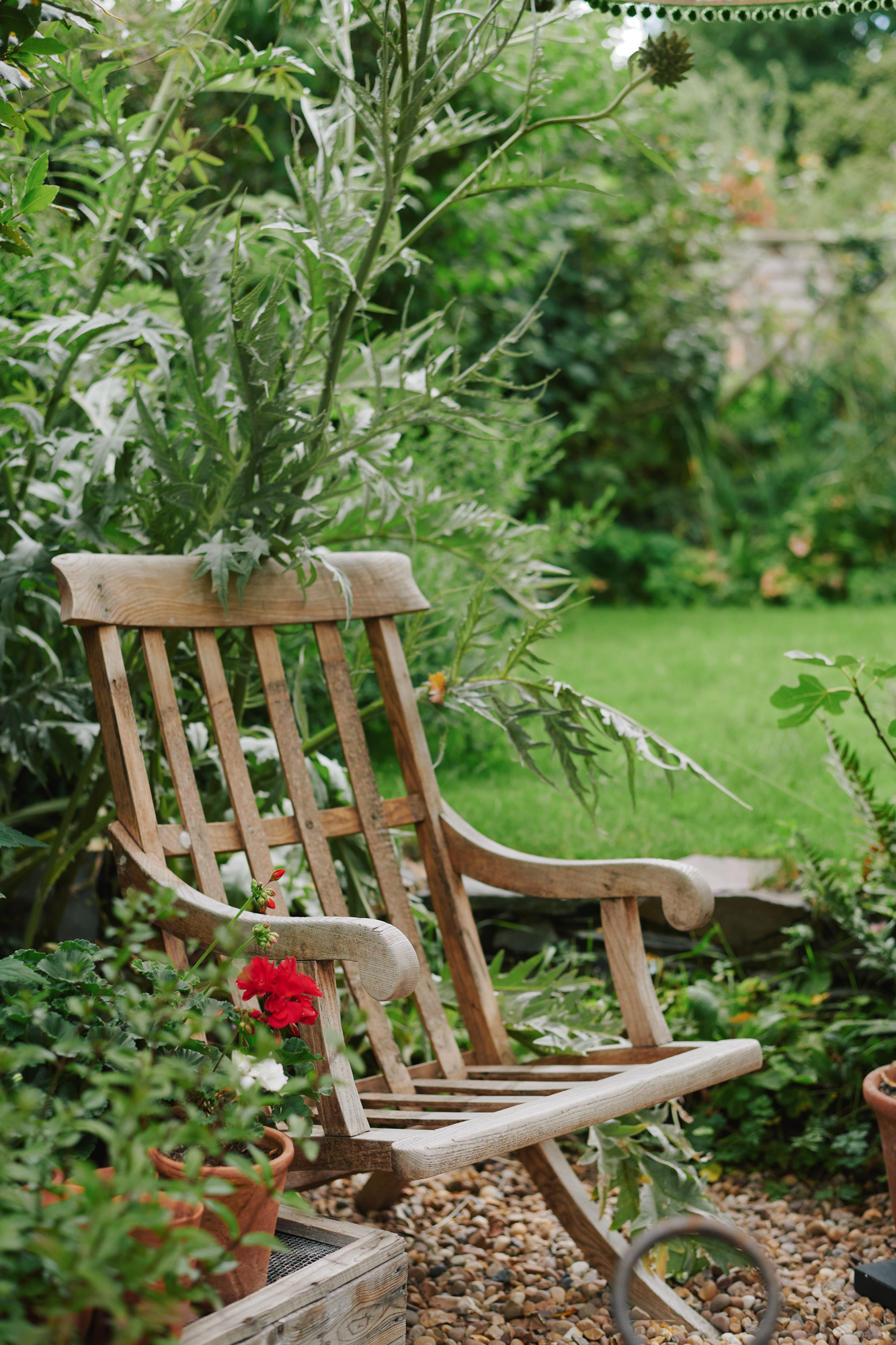 fauteuil en bois de jardin sur gravier fauteuil en bois de jardin sur gravier