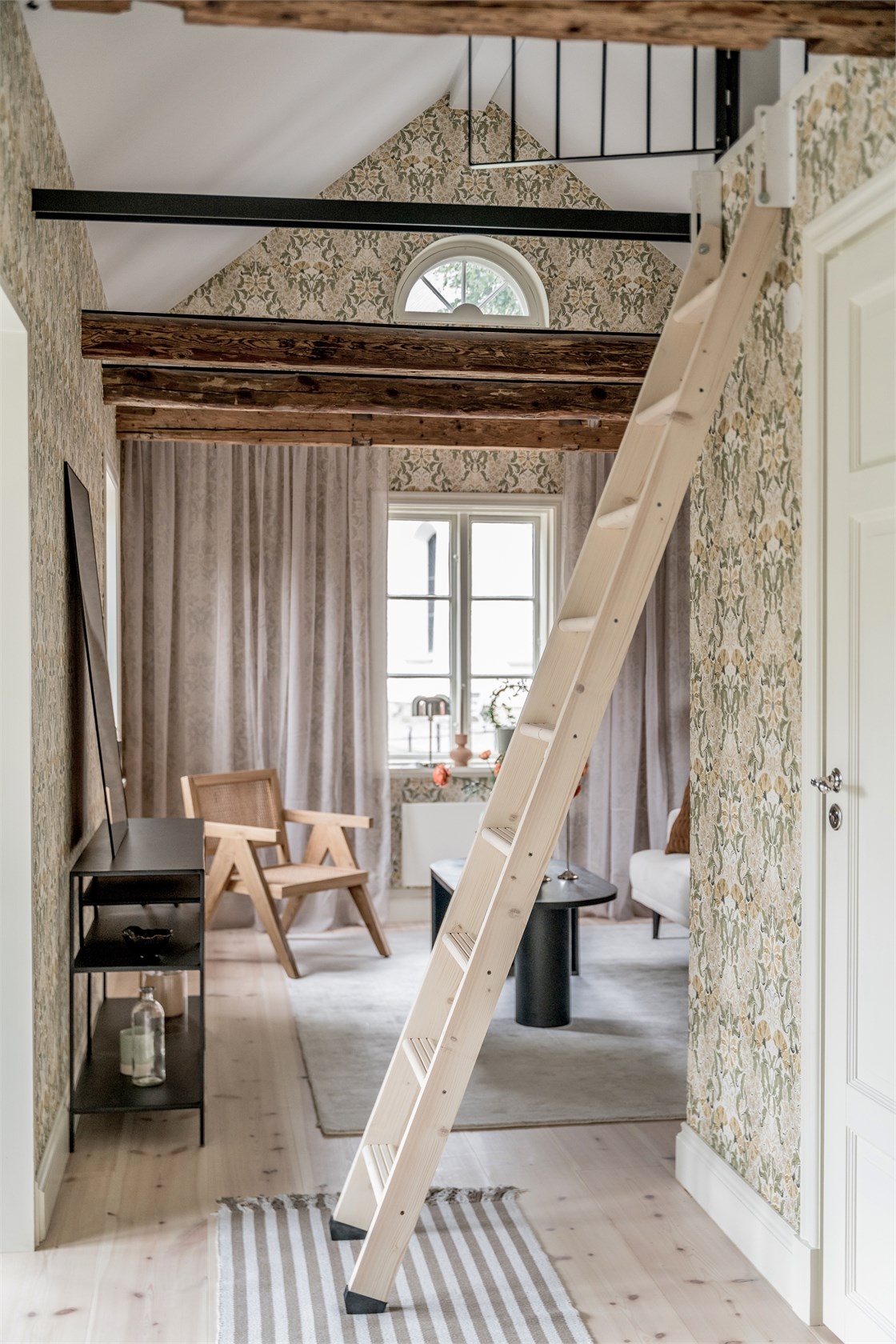 salon avec papier-peint petite maison 35m2 décoration scandinave