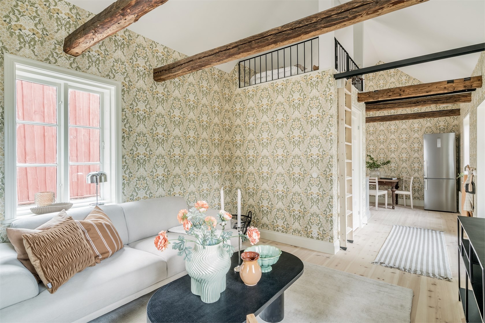 salon avec papier-peint petite maison 35m2 décoration scandinave