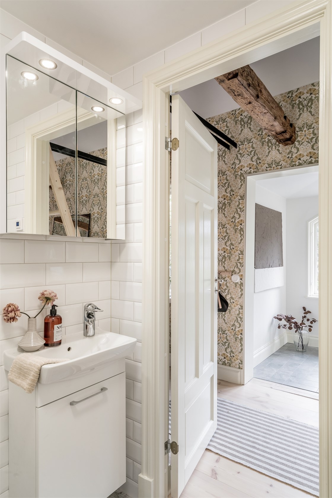salle d'eau carrelage blanc