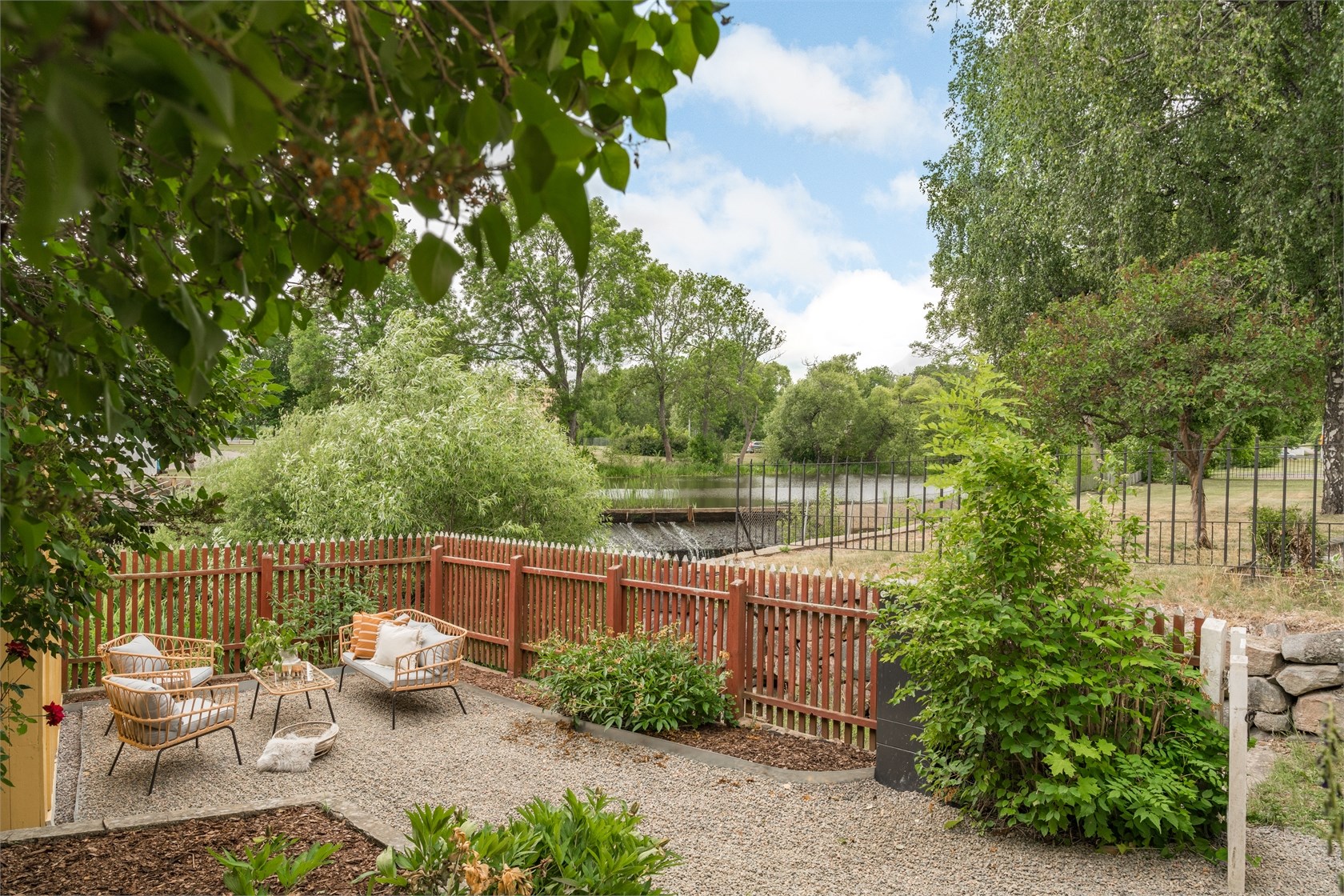 jardin en bord de rivière petite maison 35m2