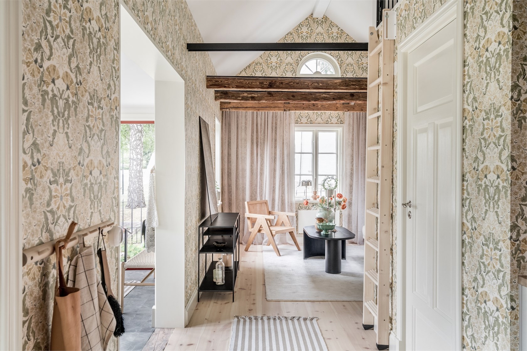 salon avec papier-peint petite maison 35m2 décoration scandinave