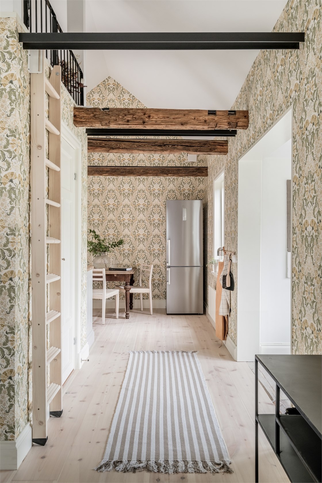 entrée avec papier-peint petite maison 35m2 décoration scandinave