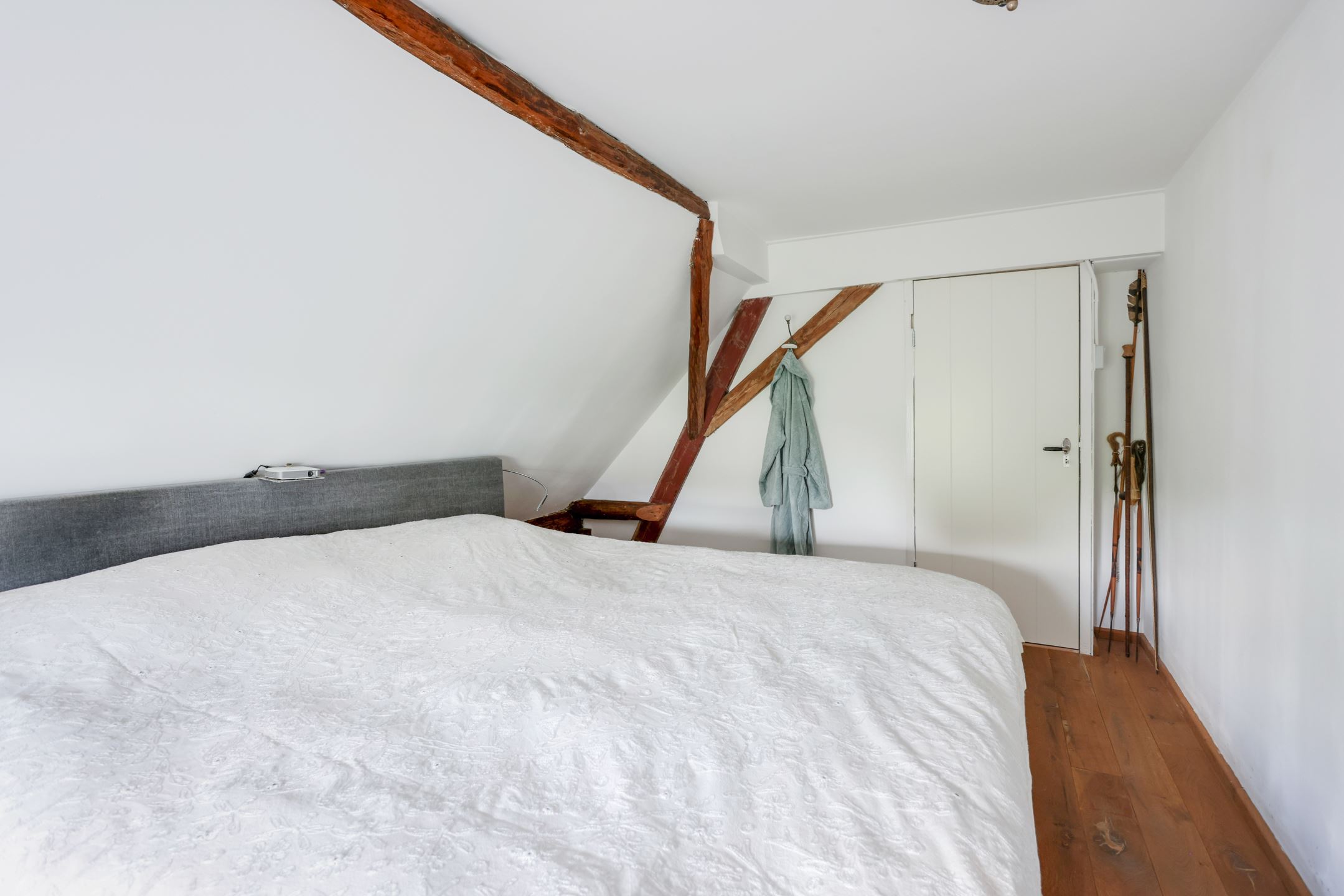 chambre mansardée avec poutres décoration minimaliste chambre mansardée avec poutres décoration minimaliste