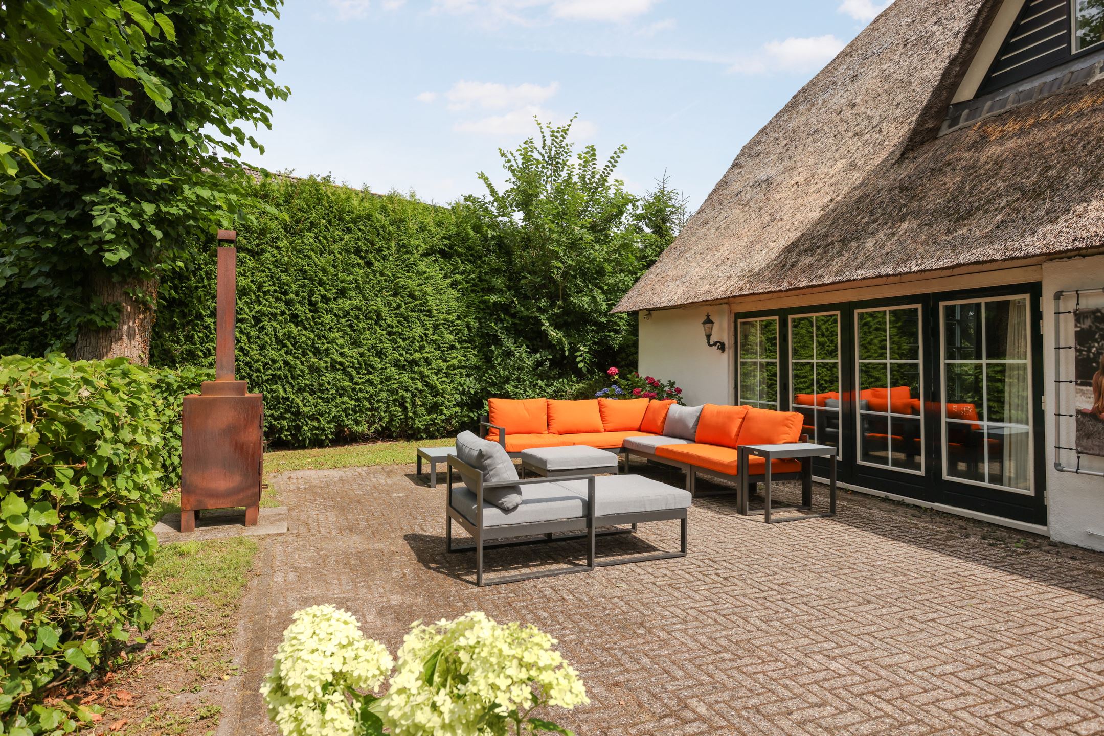 jardin avec terrasse pavée maison au toit de chaume jardin avec terrasse pavée maison au toit de chaume