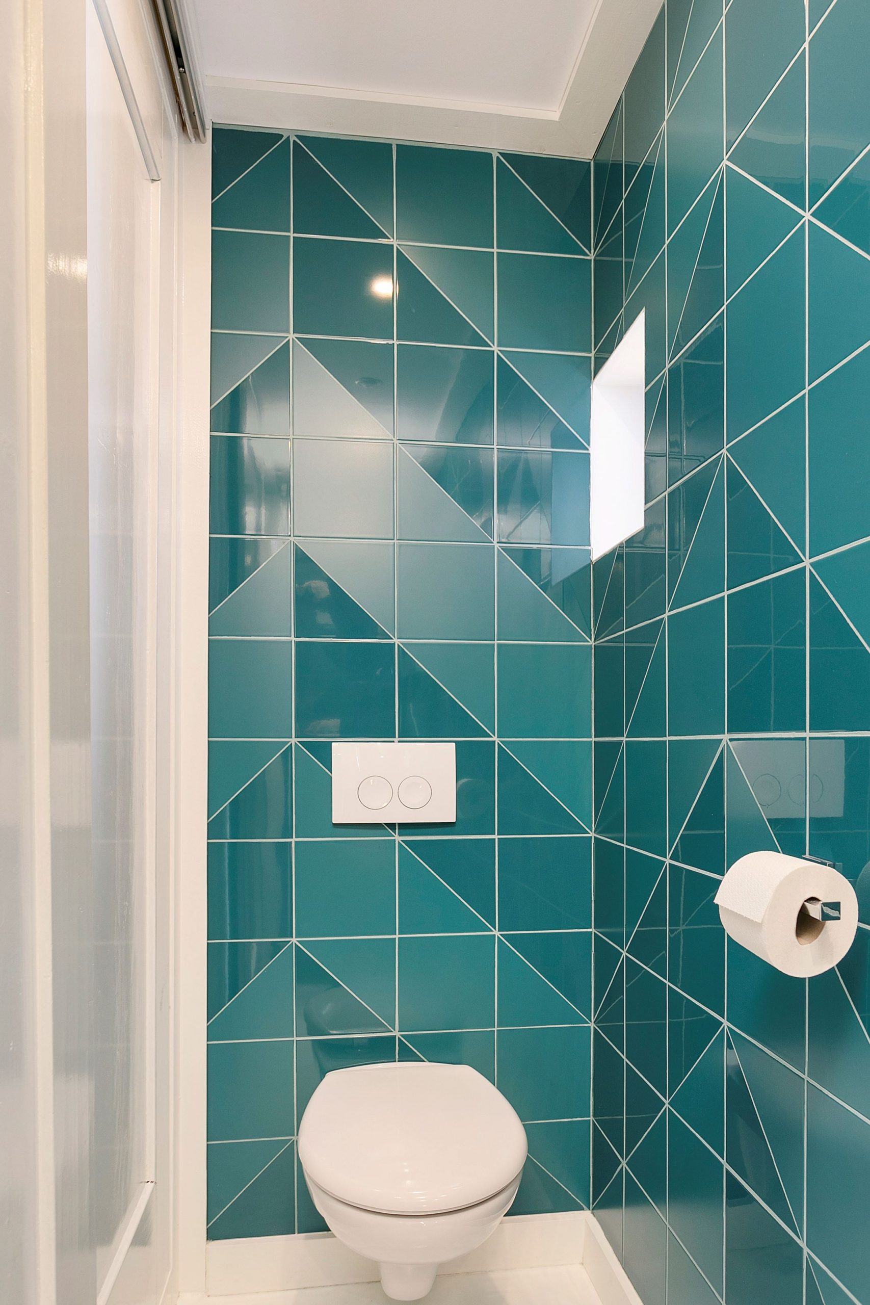 toilettes carrelées bleu vif
