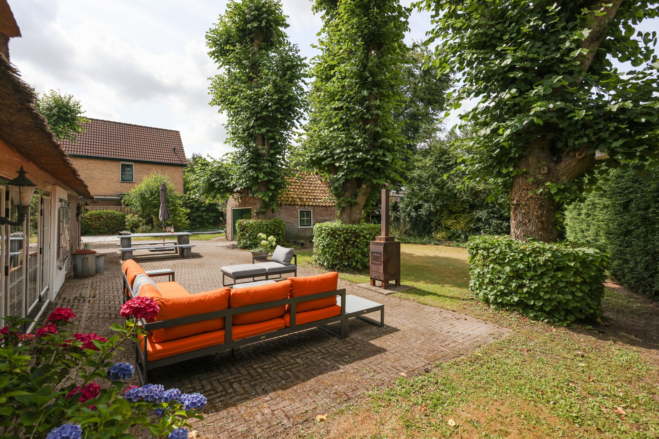 jardin avec terrasse pavée maison au toit de chaume jardin avec terrasse pavée maison au toit de chaume