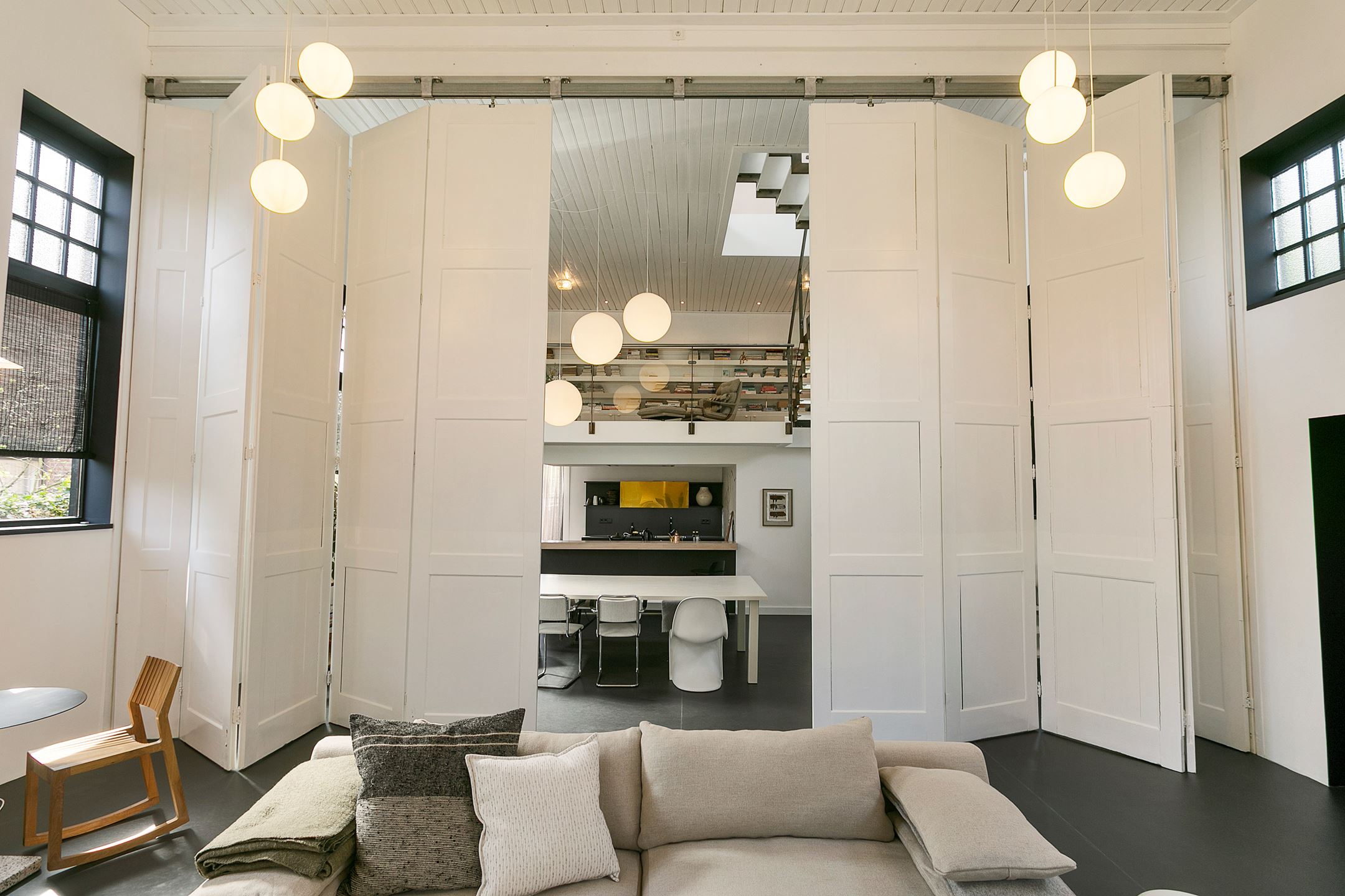 salon avec mezzanine décoration contemporaine beige