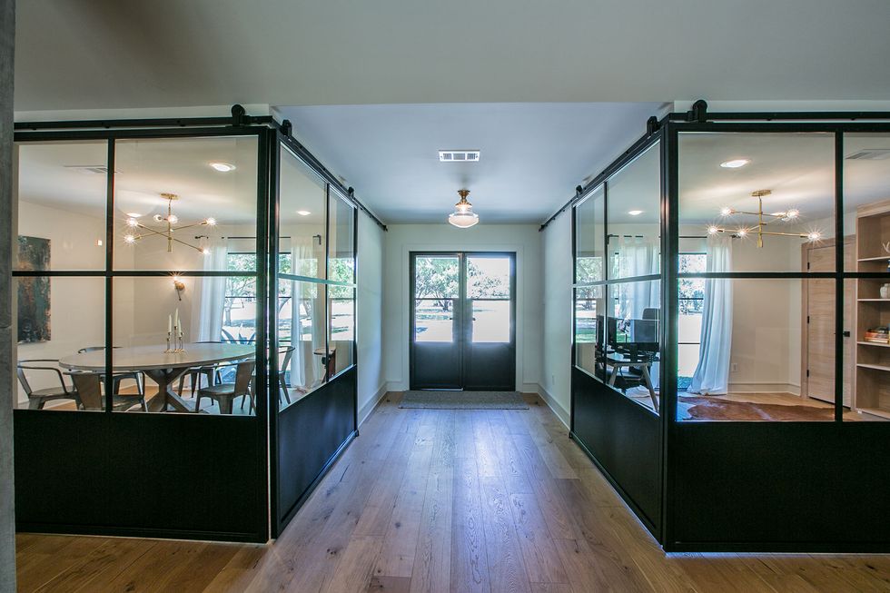 salon avec verrières maison rénovée par Joanna et Chip Gaines salon avec verrières maison rénovée par Joanna et Chip Gaines