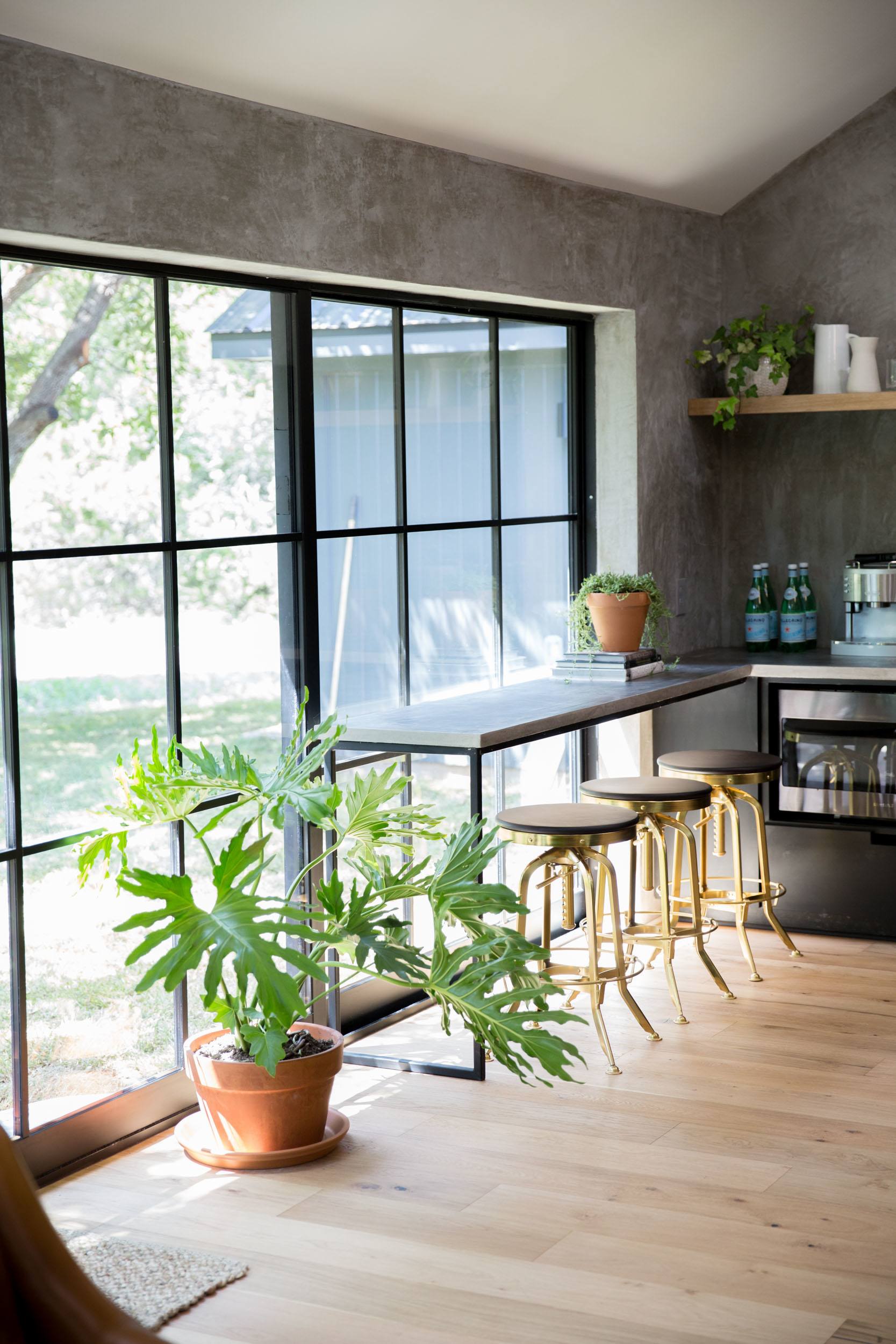 espace repas devant fenêtre maison rénovée par Joanna et Chip Gaines espace repas devant fenêtre maison rénovée par Joanna et Chip Gaines