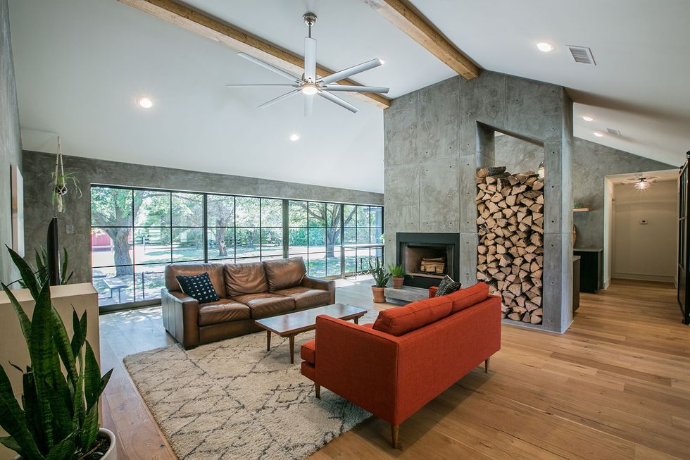 salon avec cheminée béton maison rénovée par Joanna et Chip Gaines salon avec cheminée béton maison rénovée par Joanna et Chip Gaines