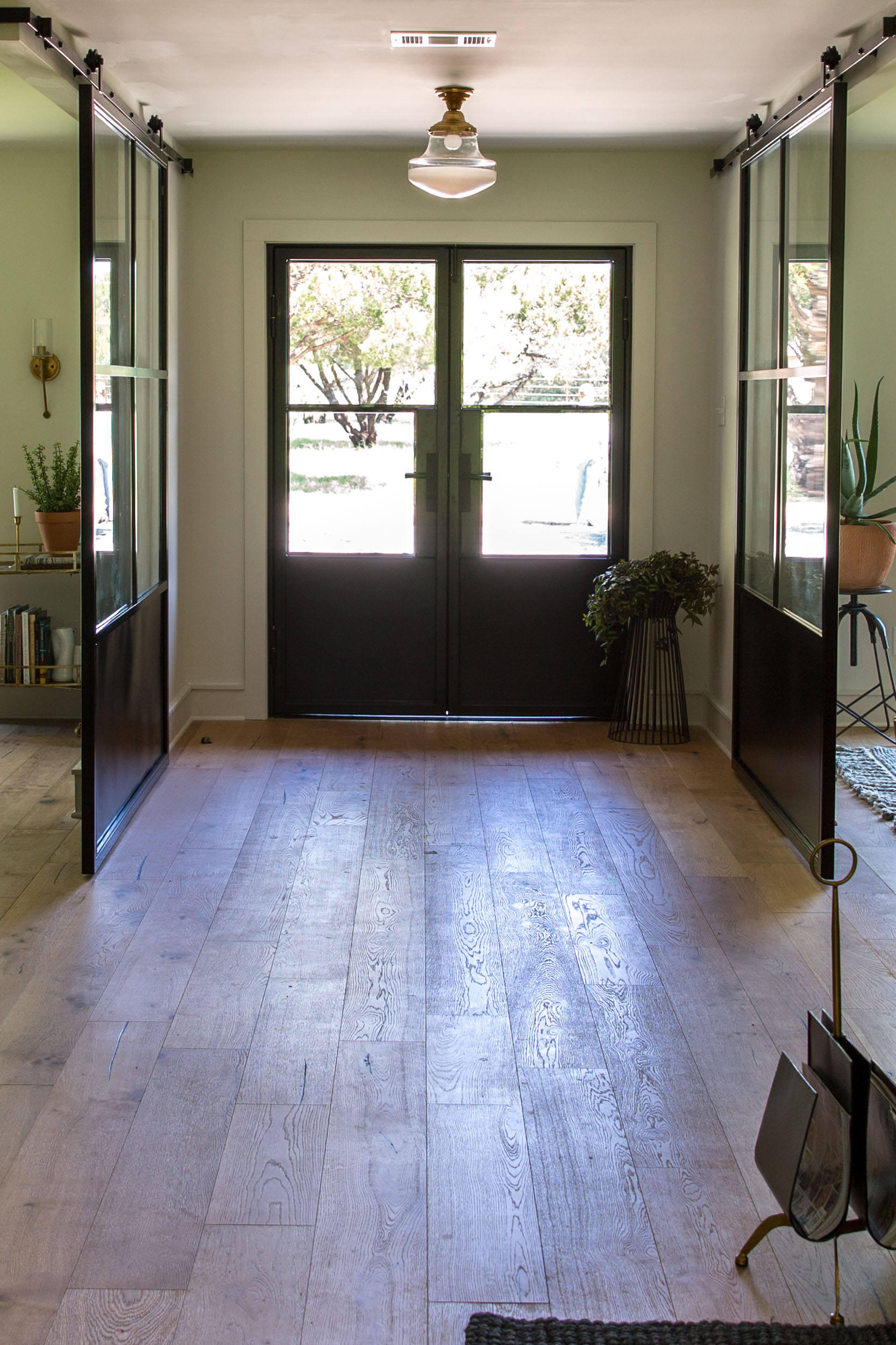 entrée avec verrière maison rénovée par Joanna et Chip Gaines entrée avec verrière maison rénovée par Joanna et Chip Gaines