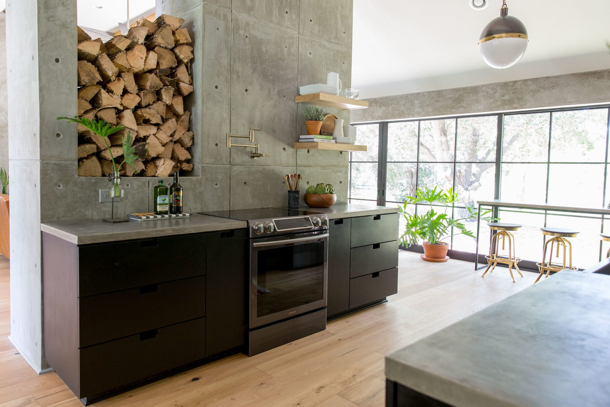 cuisine noire maison rénovée par Joanna et Chip Gaines cuisine noire maison rénovée par Joanna et Chip Gaines