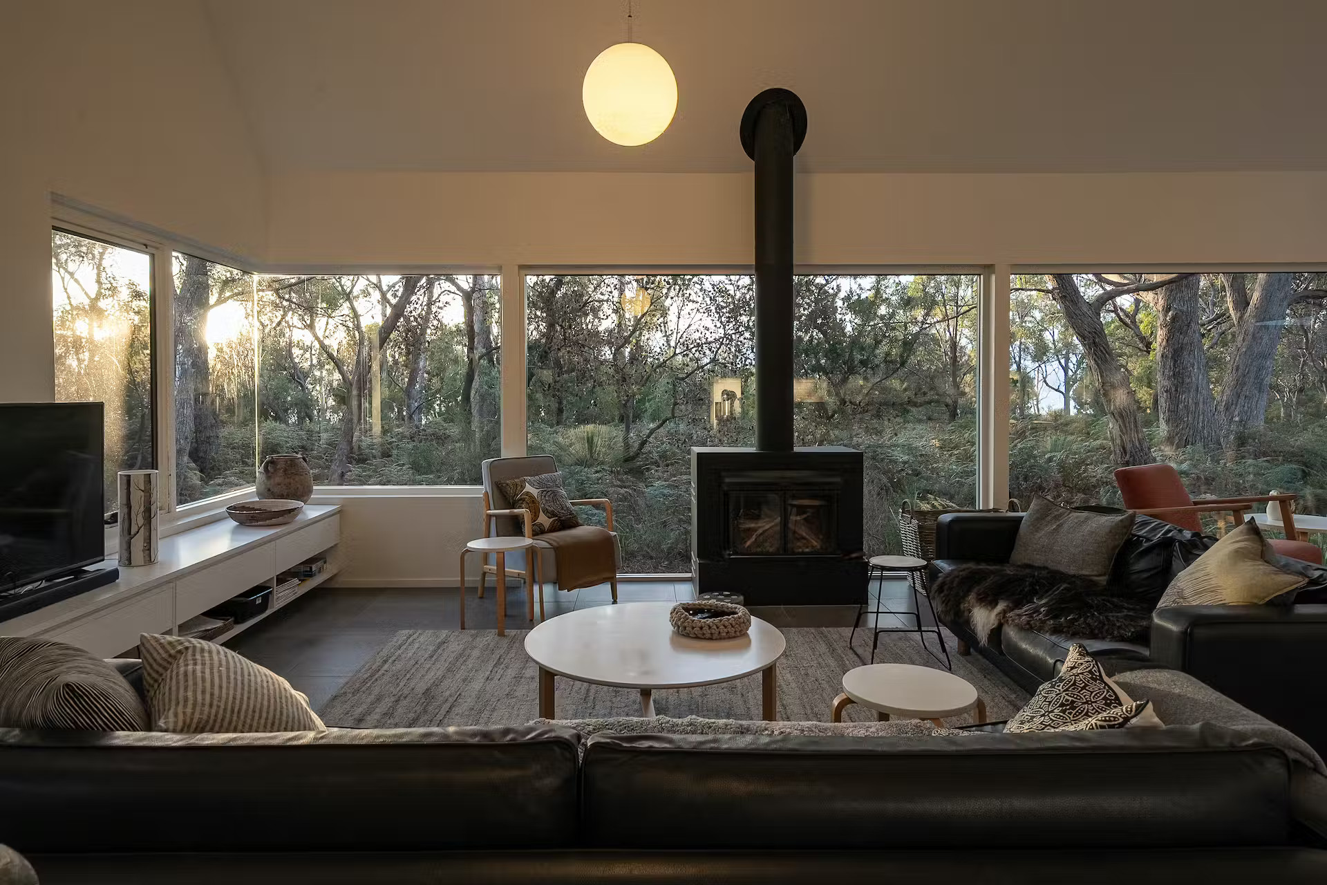 salon avec baies vitrées maison contemporaine