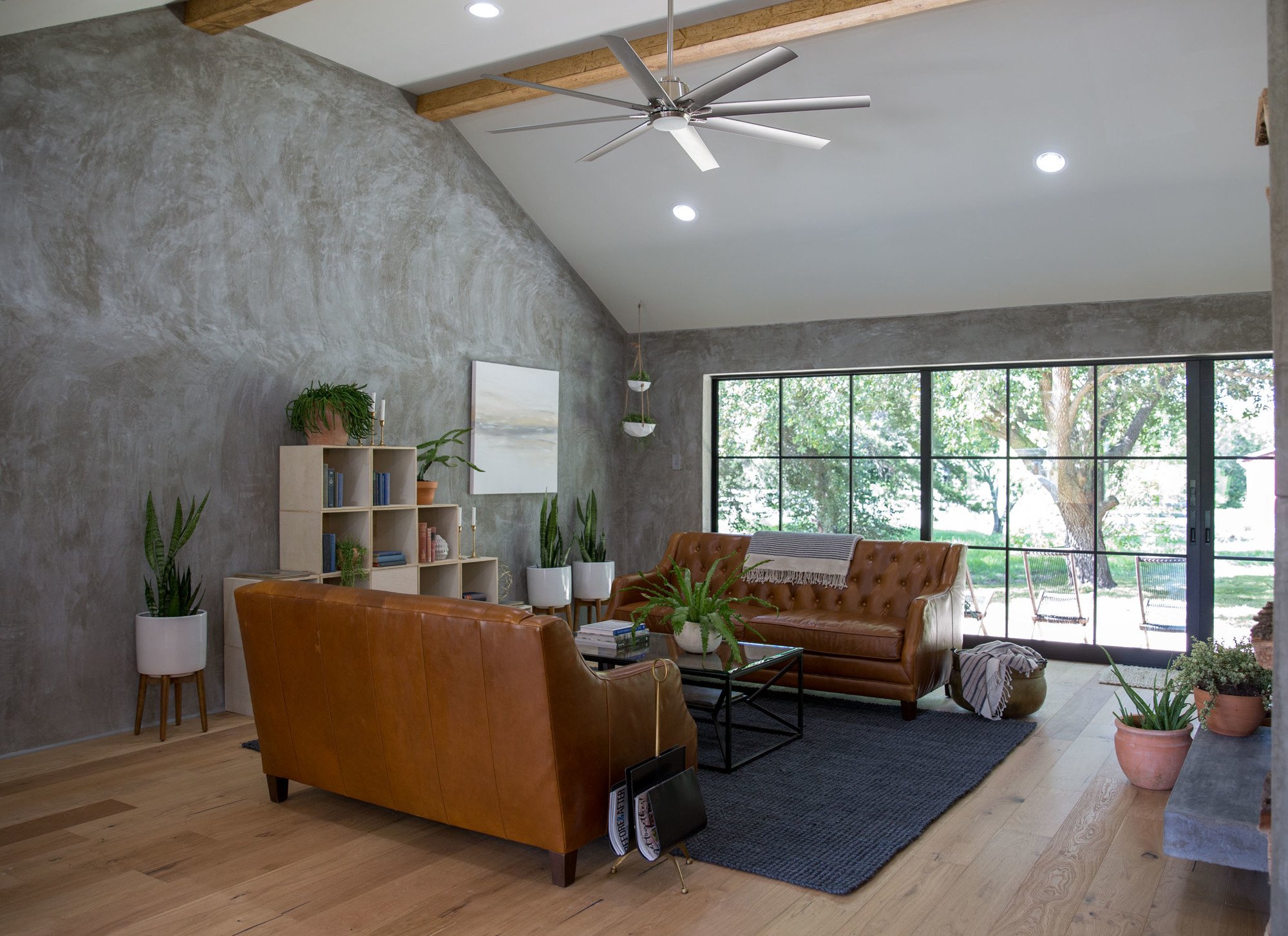 salon avec mur béton maison rénovée par Joanna et Chip Gaines salon avec mur béton maison rénovée par Joanna et Chip Gaines