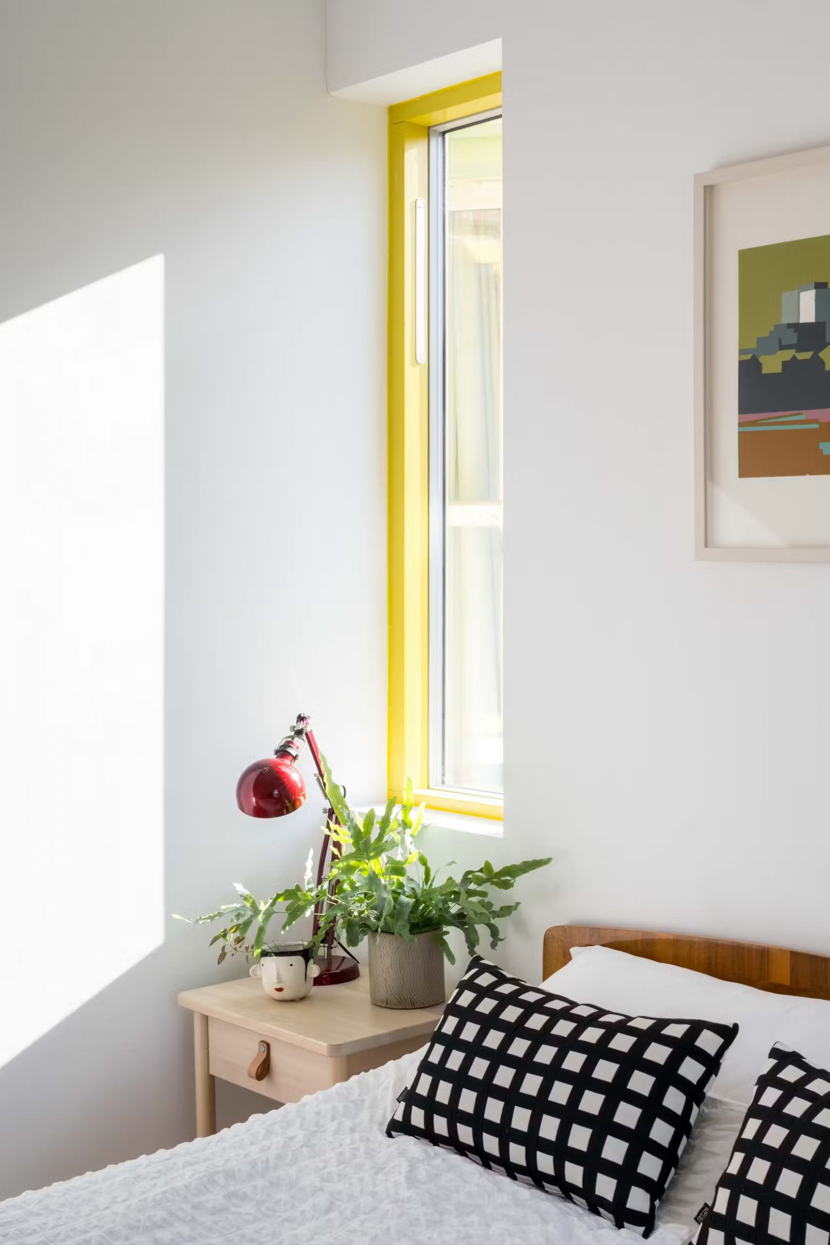 chambre avec fenêtre jaune