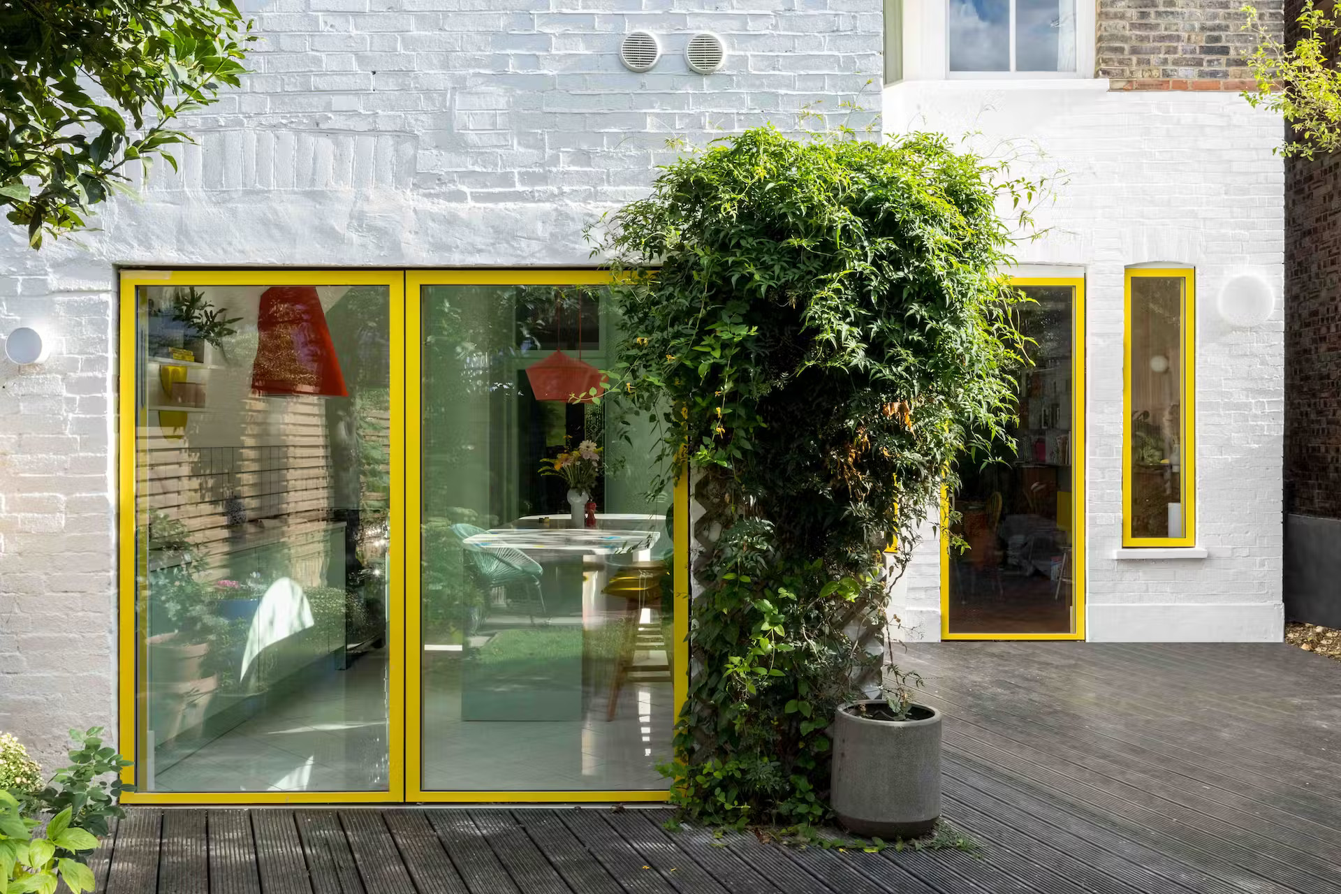 maison avec fenêtres jaunes