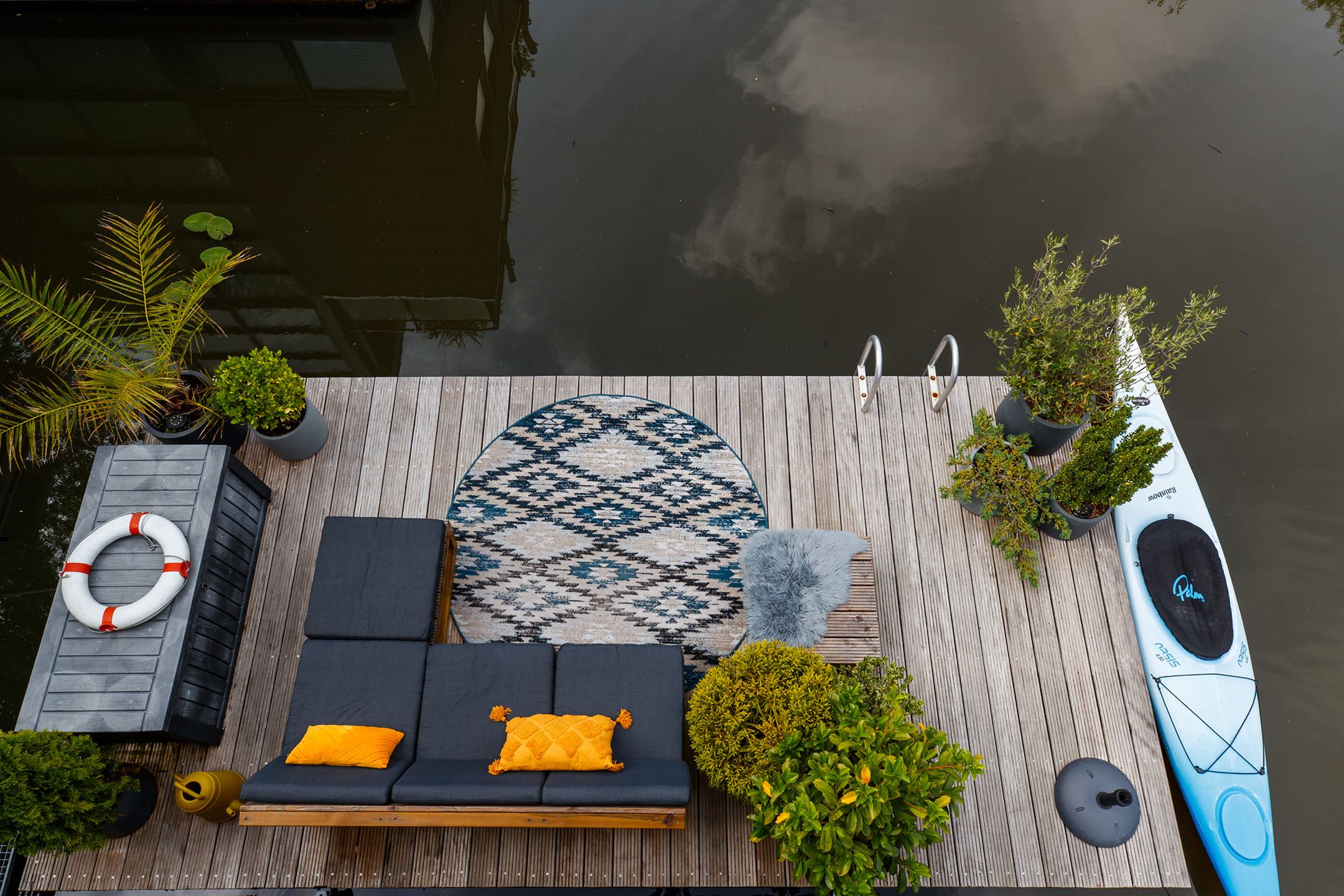 terrasse maison design sur l'eau