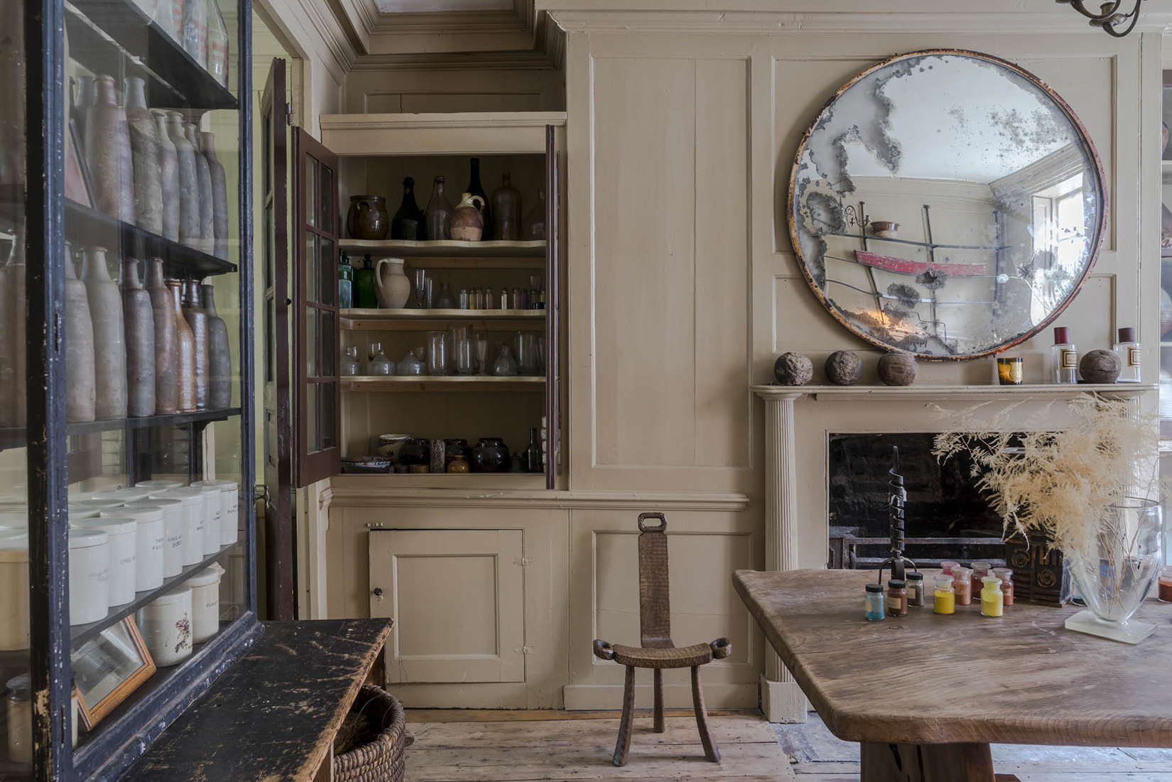 salon avec boiseries et cheminée maison ancienne rénovée