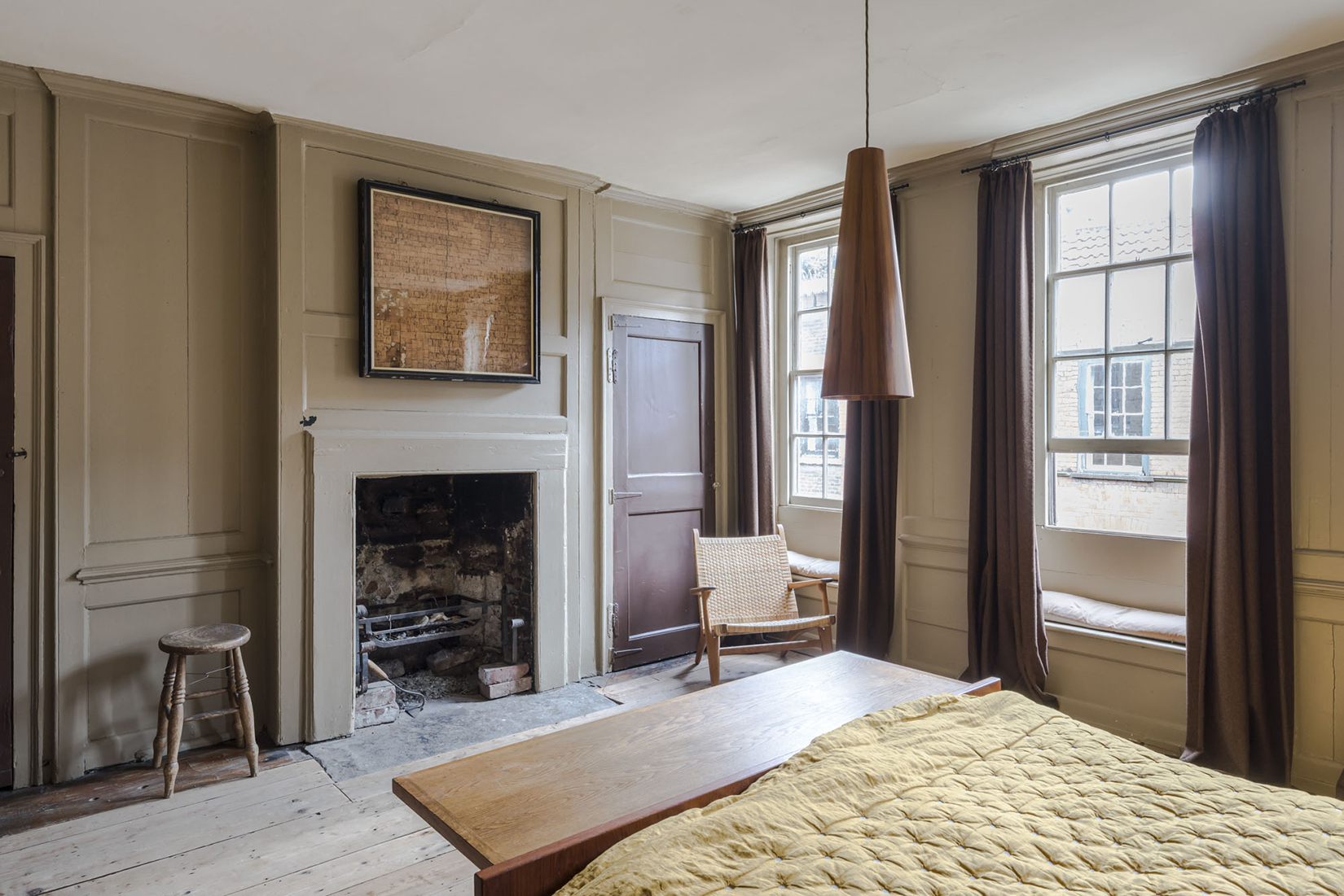chambre avec boiseries et cheminée