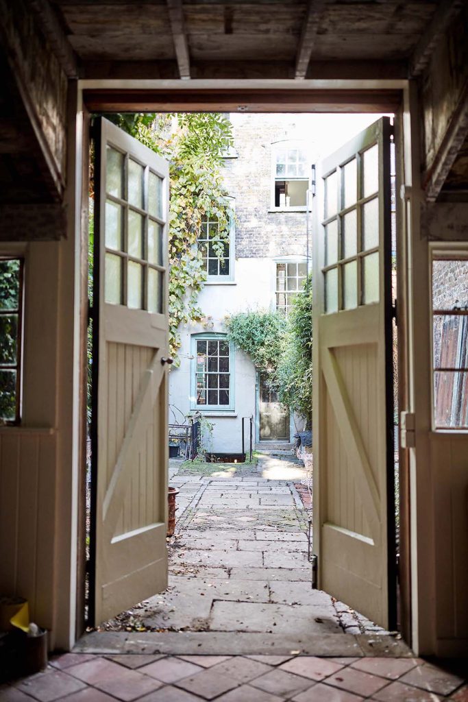 entrée sur cour maison ancienne rénovée