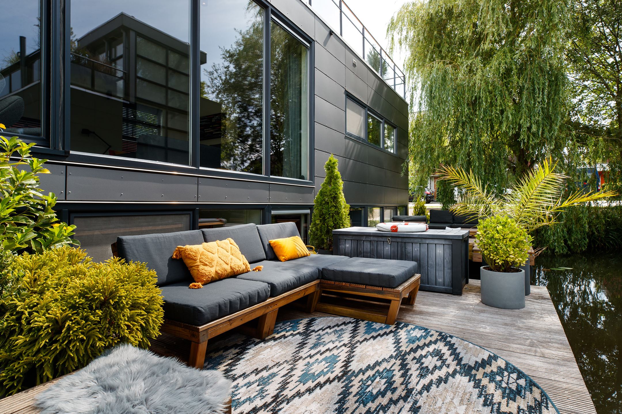 terrasse maison design sur l'eau