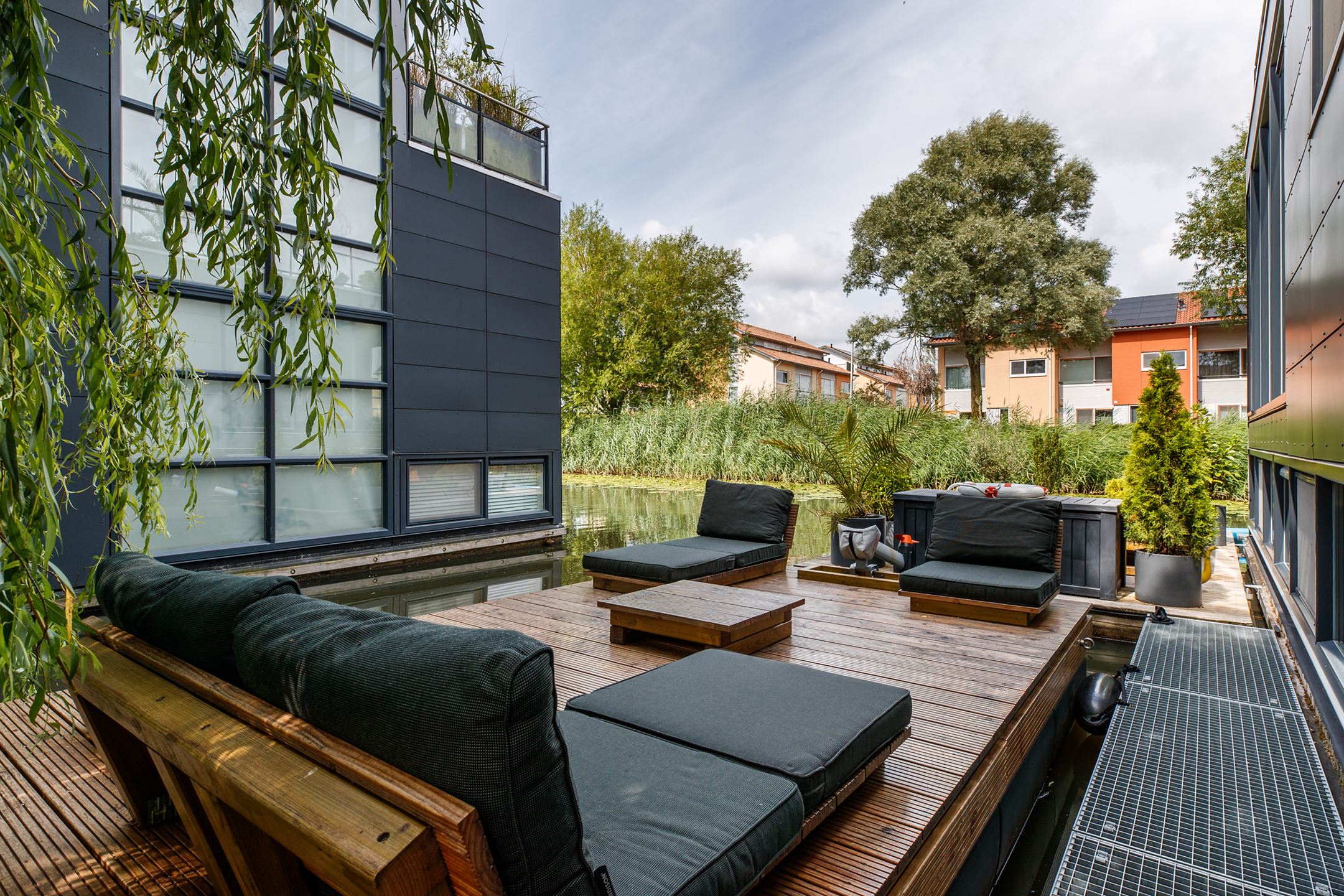 terrasse maison design sur l'eau