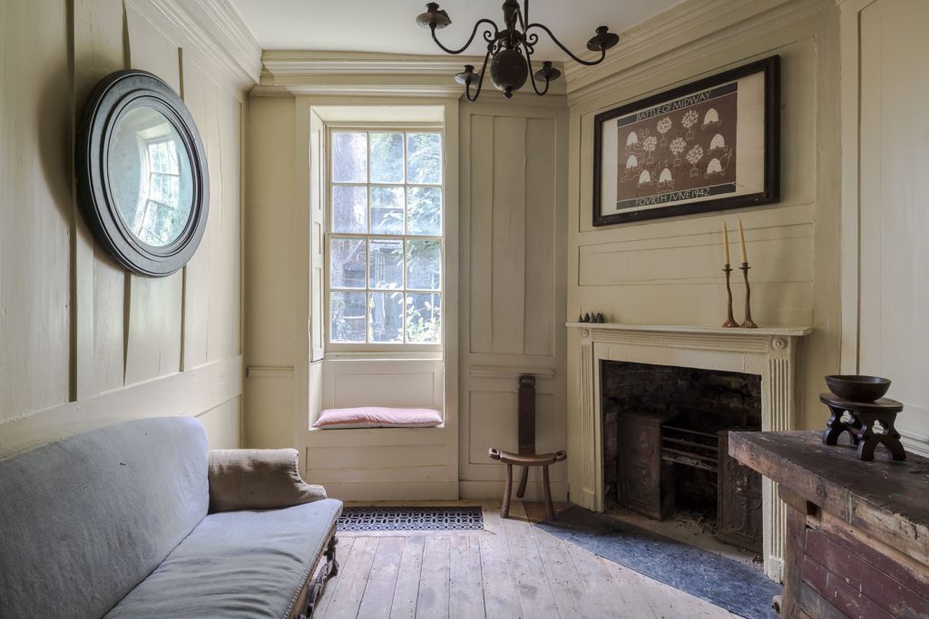petit salon avec boiseries et cheminée
